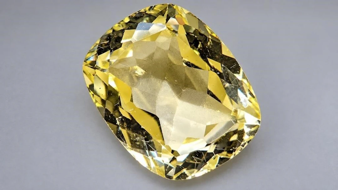 $1000, Lab-created yellow sapphire (10ct)gemstone