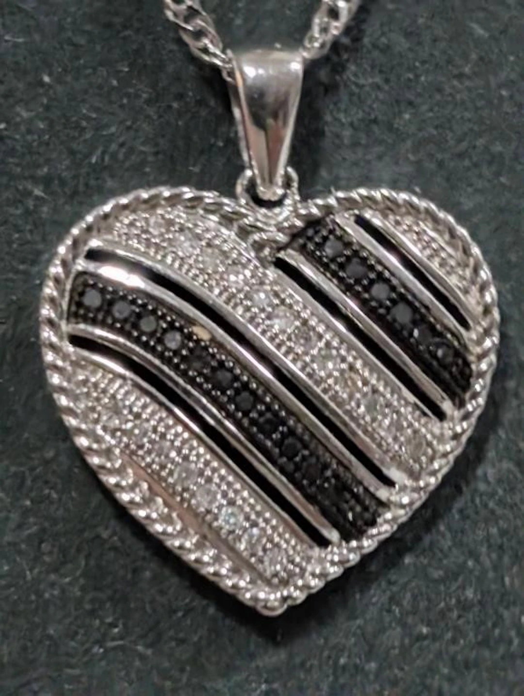 $2000, 10K(3g), Black&White Diamond (0.12ct)Neckla