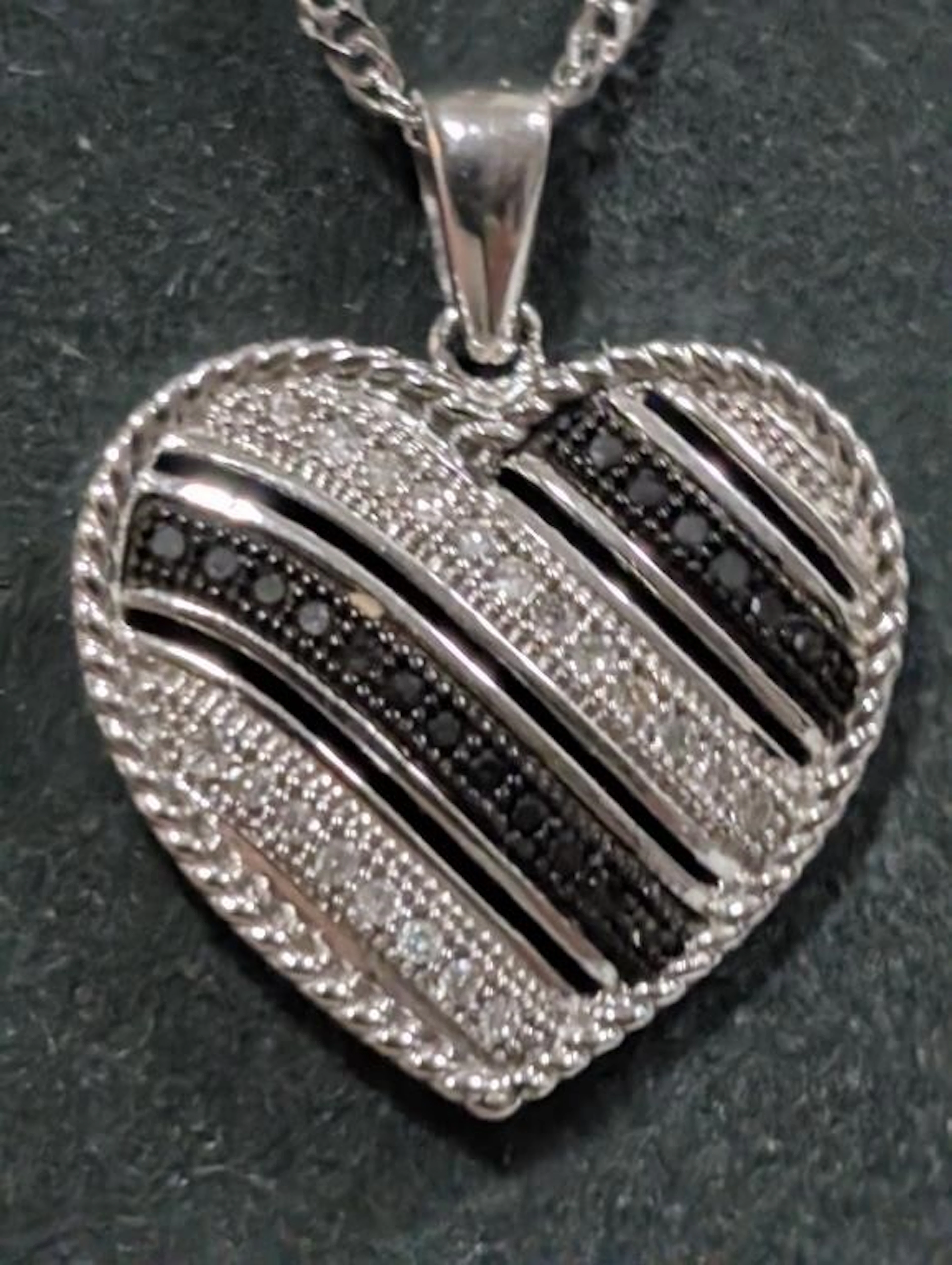 $2000, 10K(3g), Black&White Diamond (0.12ct)Neckla