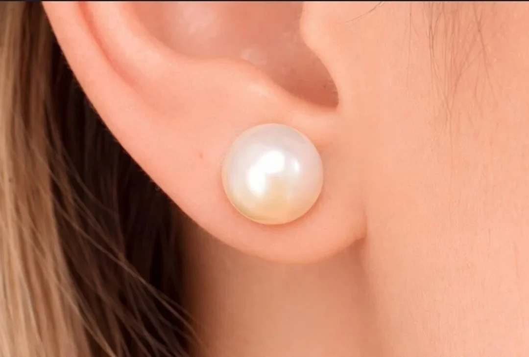 $300, 14k F.w.pearl 6.5-7mm earring, retail value