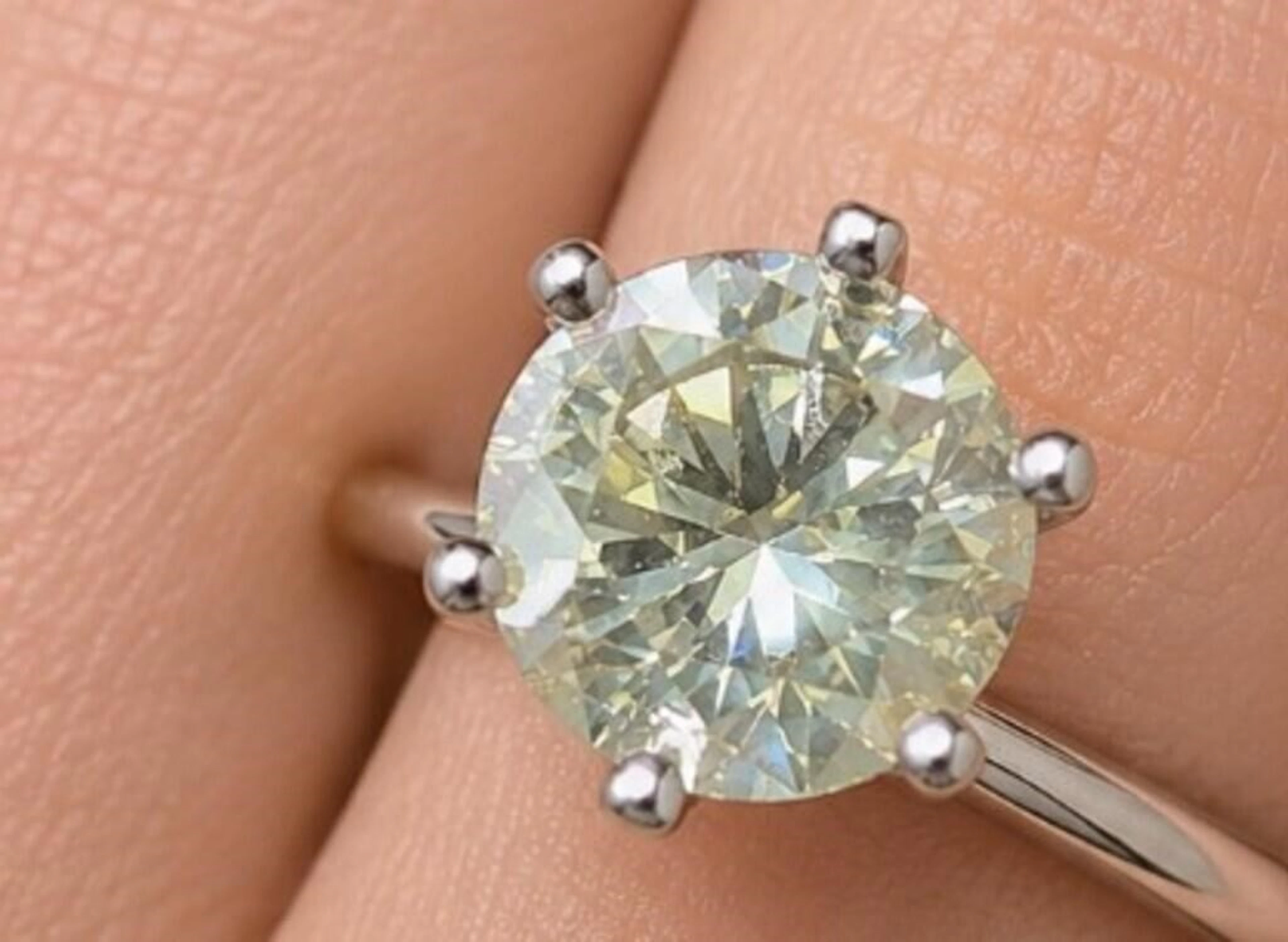 $15940, 14K(2.5g), NATURAL COLOR DIAMOND (2.01ct)