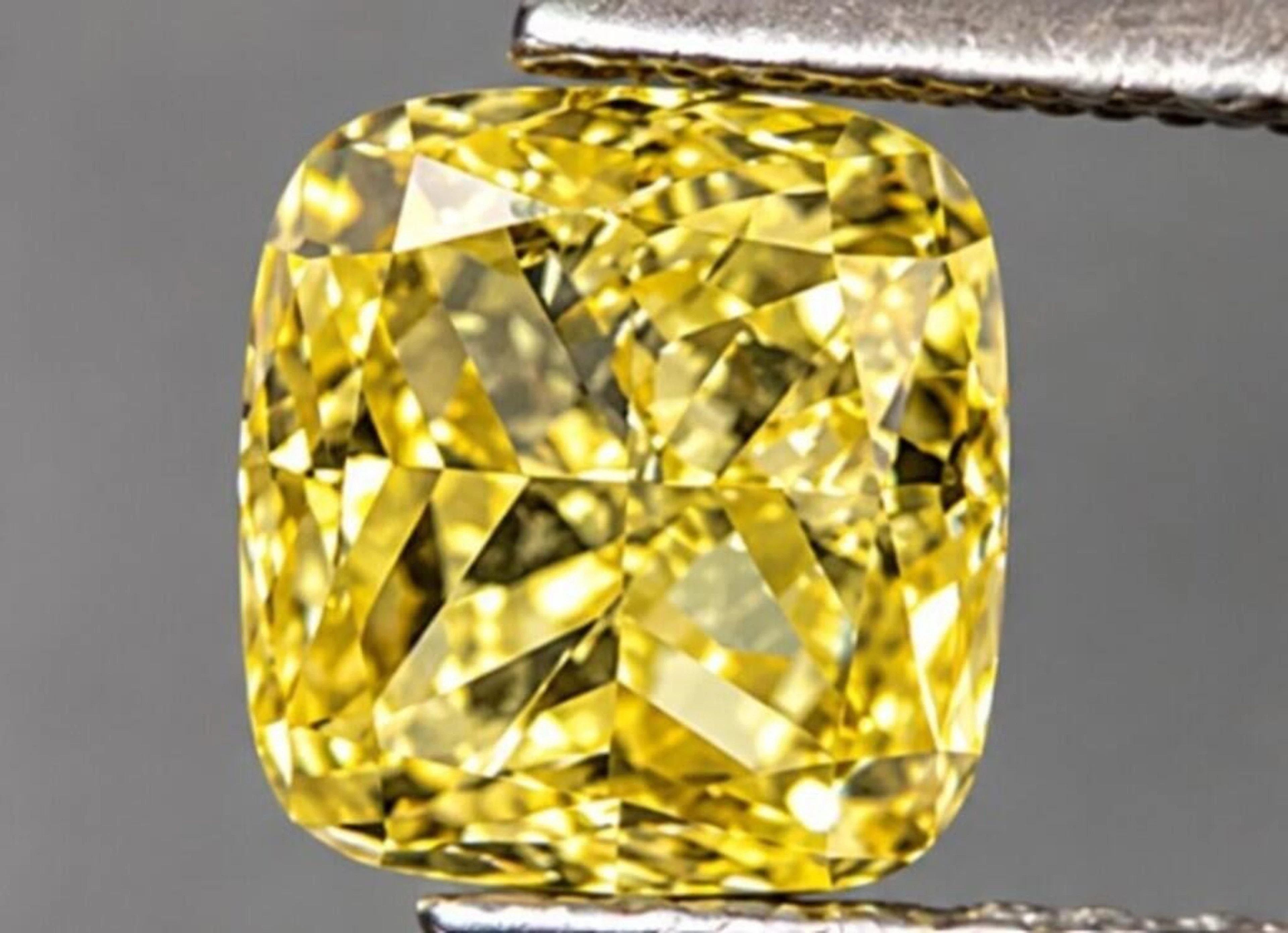 $8011* GIA Certified, natural diamond 0.9ct.CUSHIO