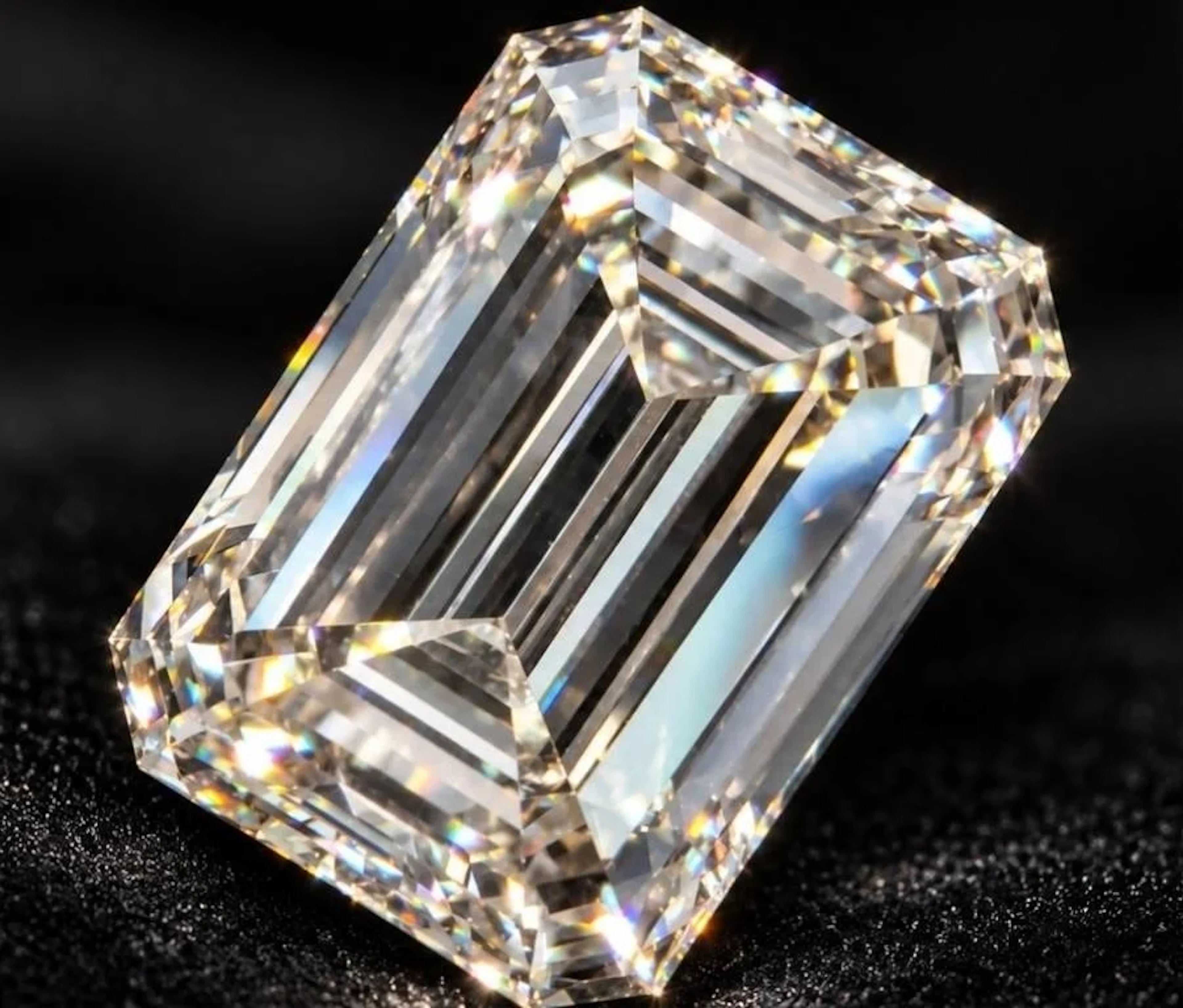 $6000, Lab-grown diamond (4ct)gemstone, retail val