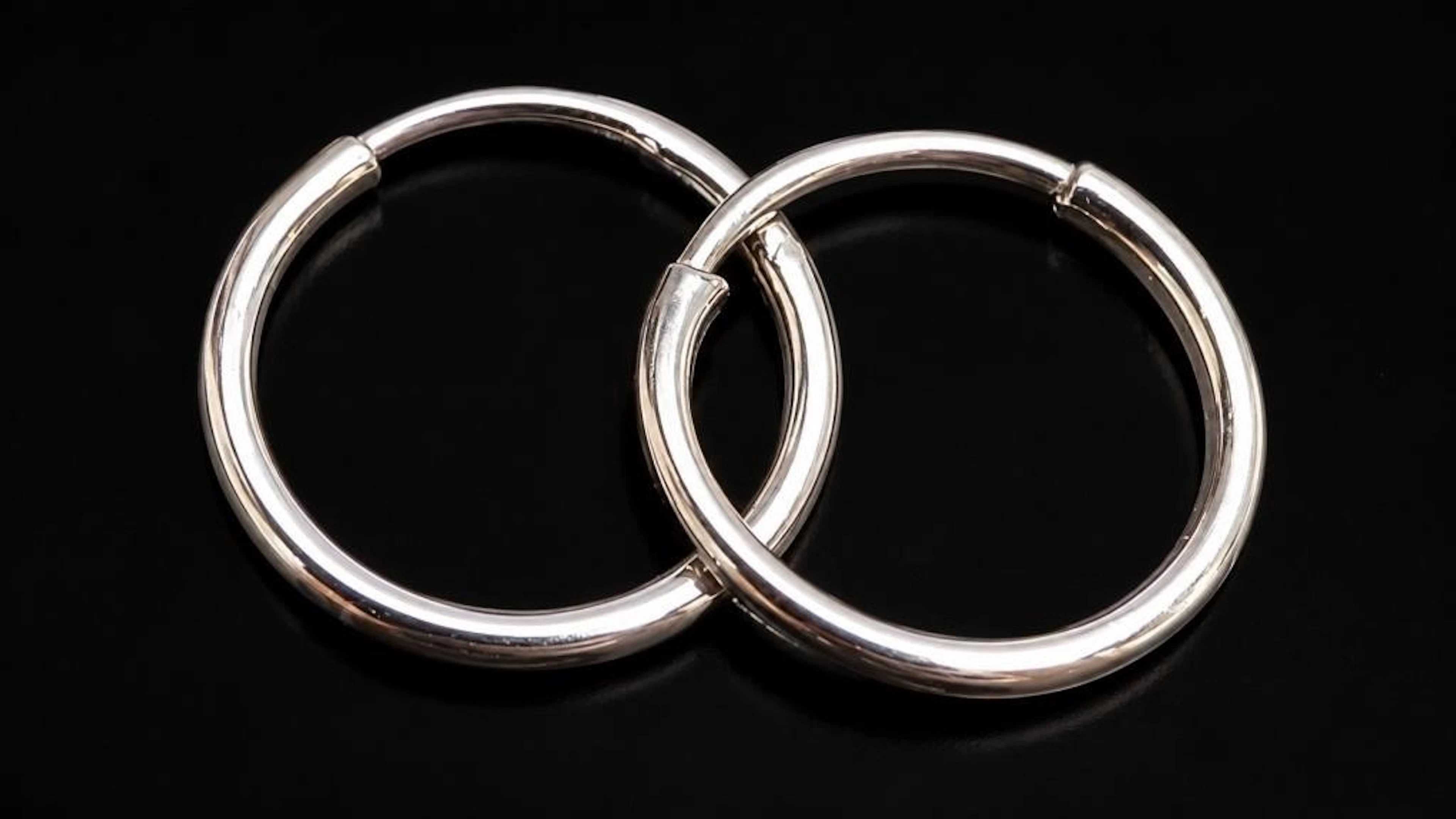 $15, silver(0.5g), earring, retail value $15