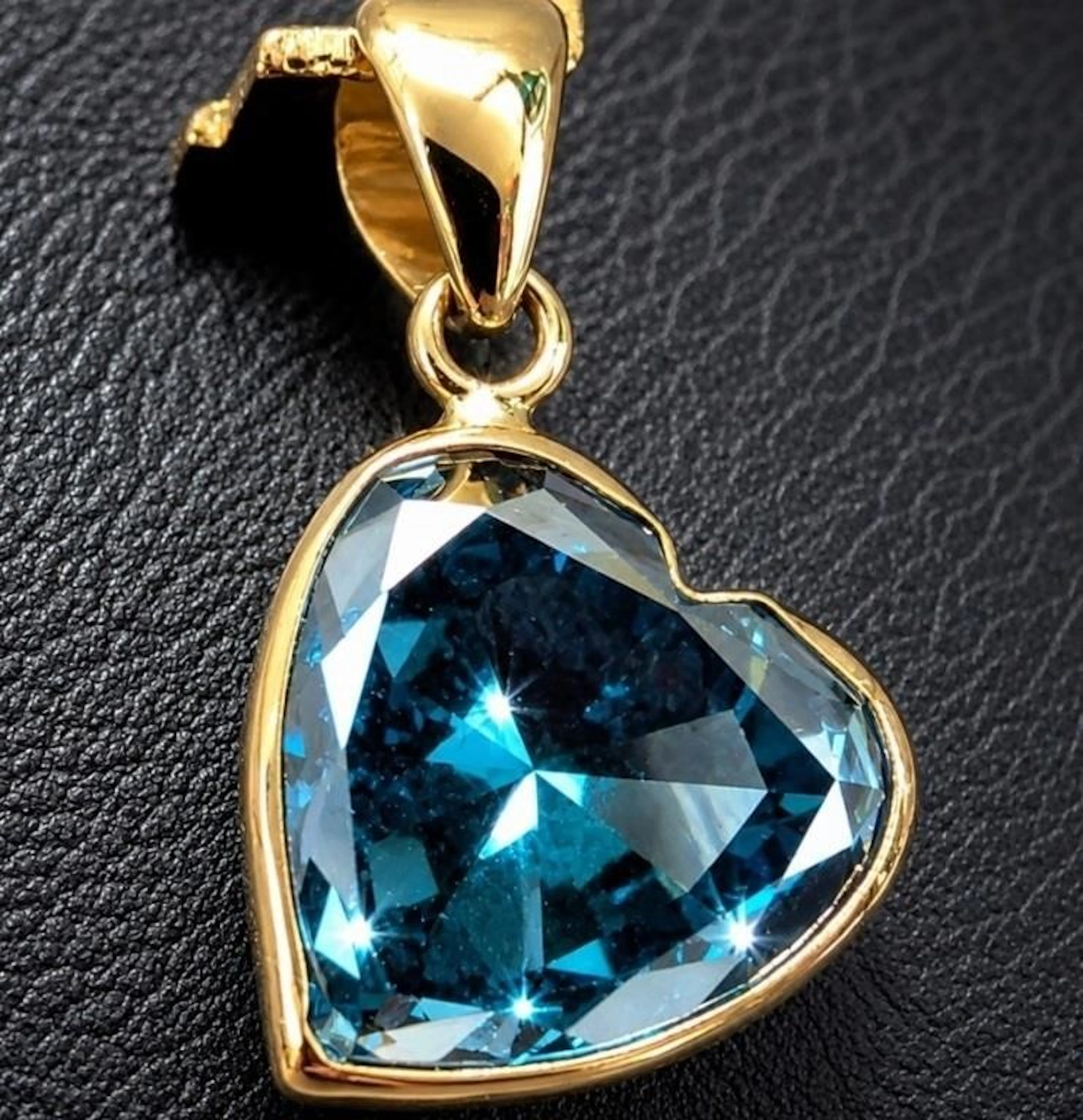 $2700, 14k(0.83g), blue lab diamond (2.8ct) pendan