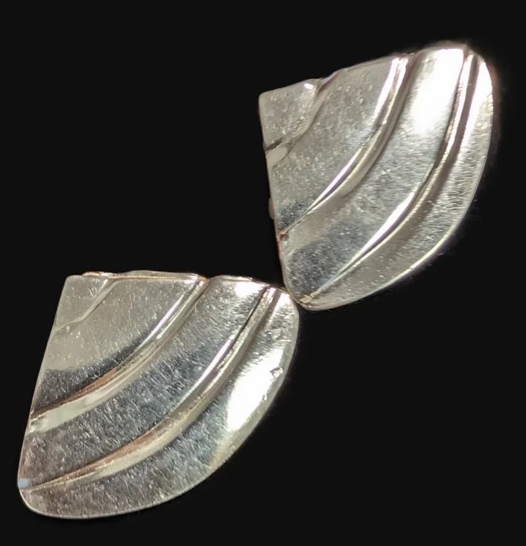 $50, silver(1.7g), earring, retail value $50