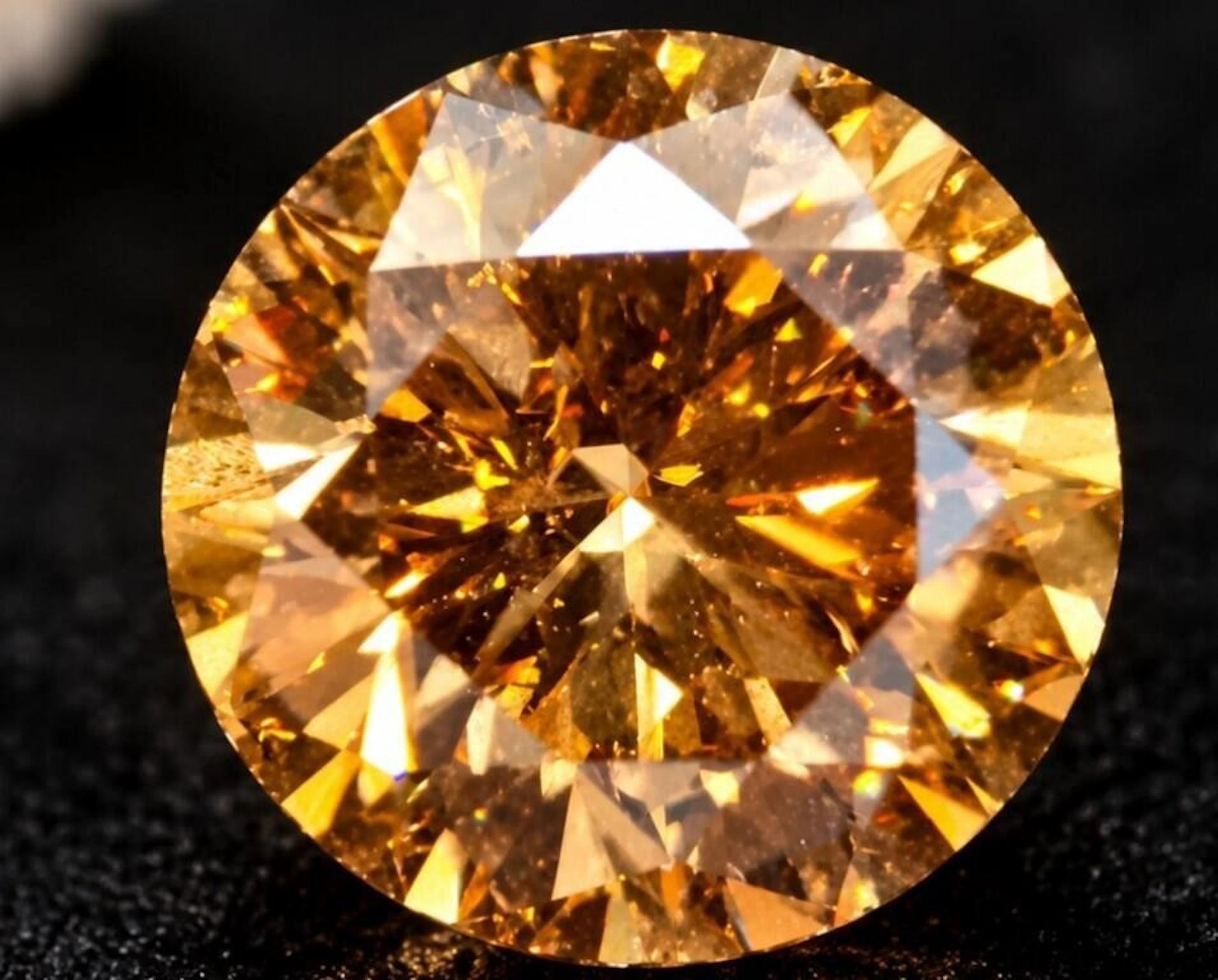 $1000, Lab-grown diamond (1.2ct)gemstone, retail v