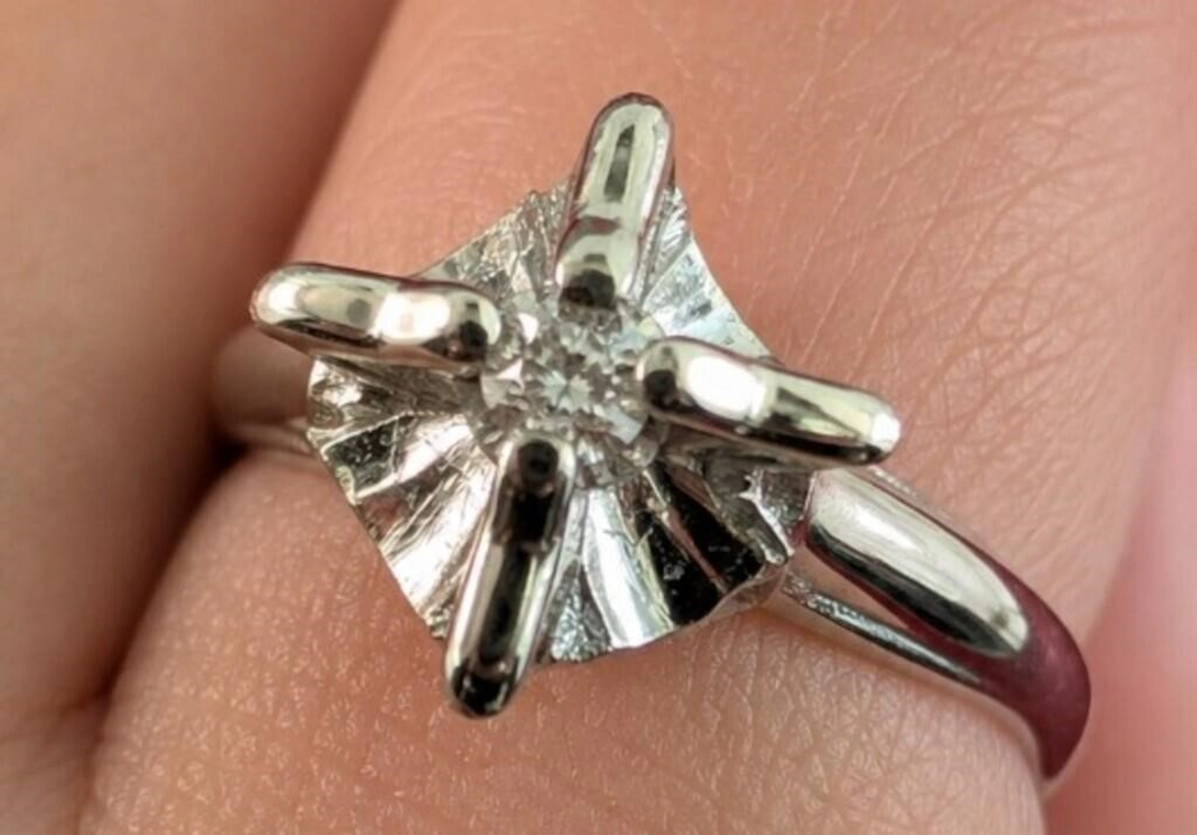 $3000, 14k(2.2g), diamond (0.03ct)ring, size 7, re