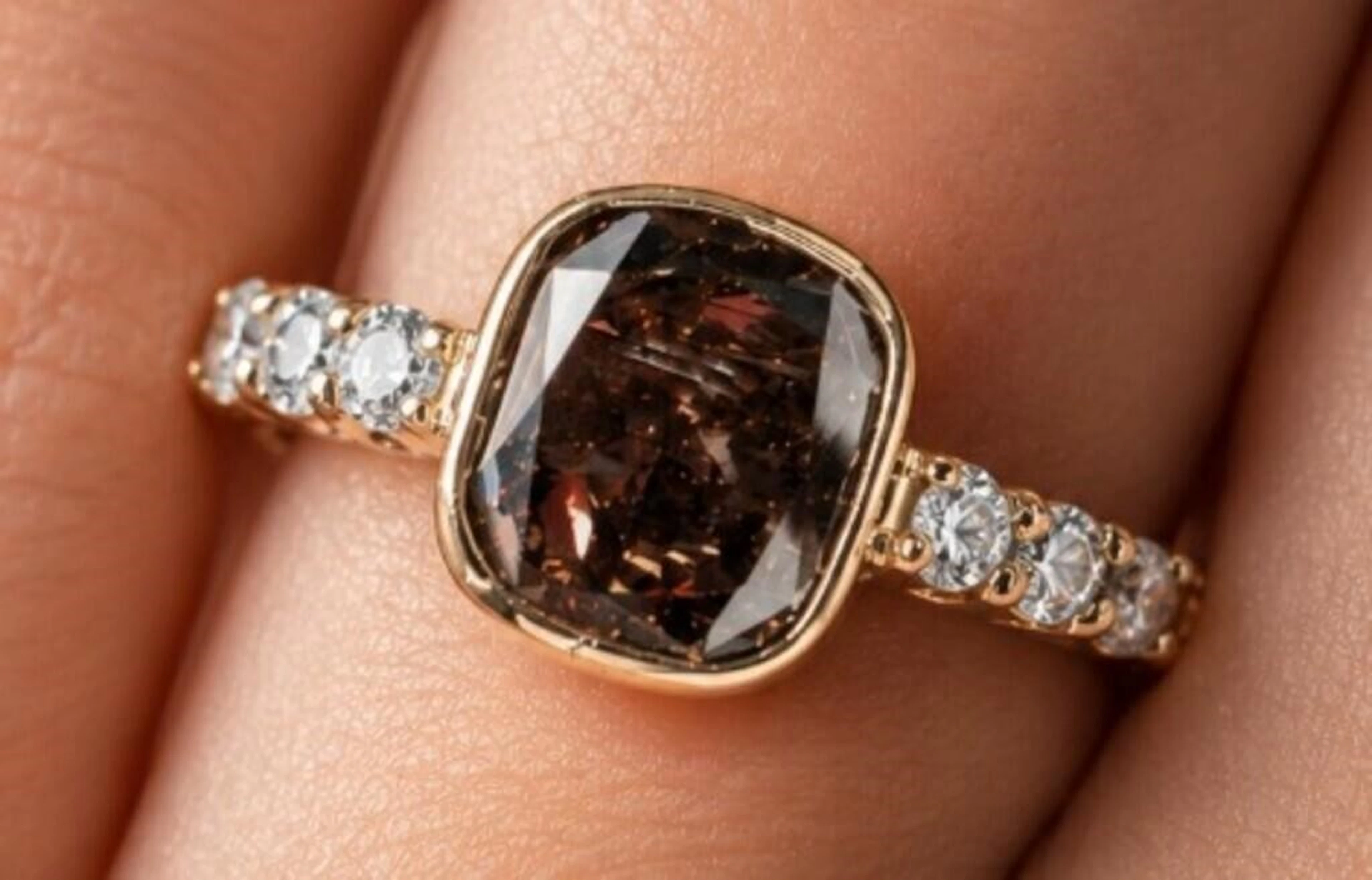 $2580, 10k(1.47g), diamond (0.9ct), diamond (0.06c