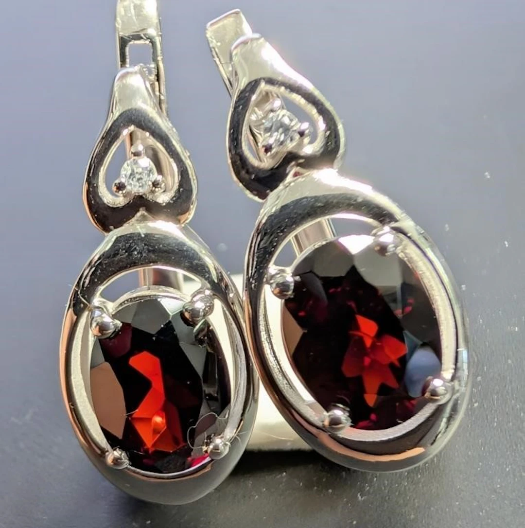 $400, silver (4.92g), garnet (1ct)earring, retail