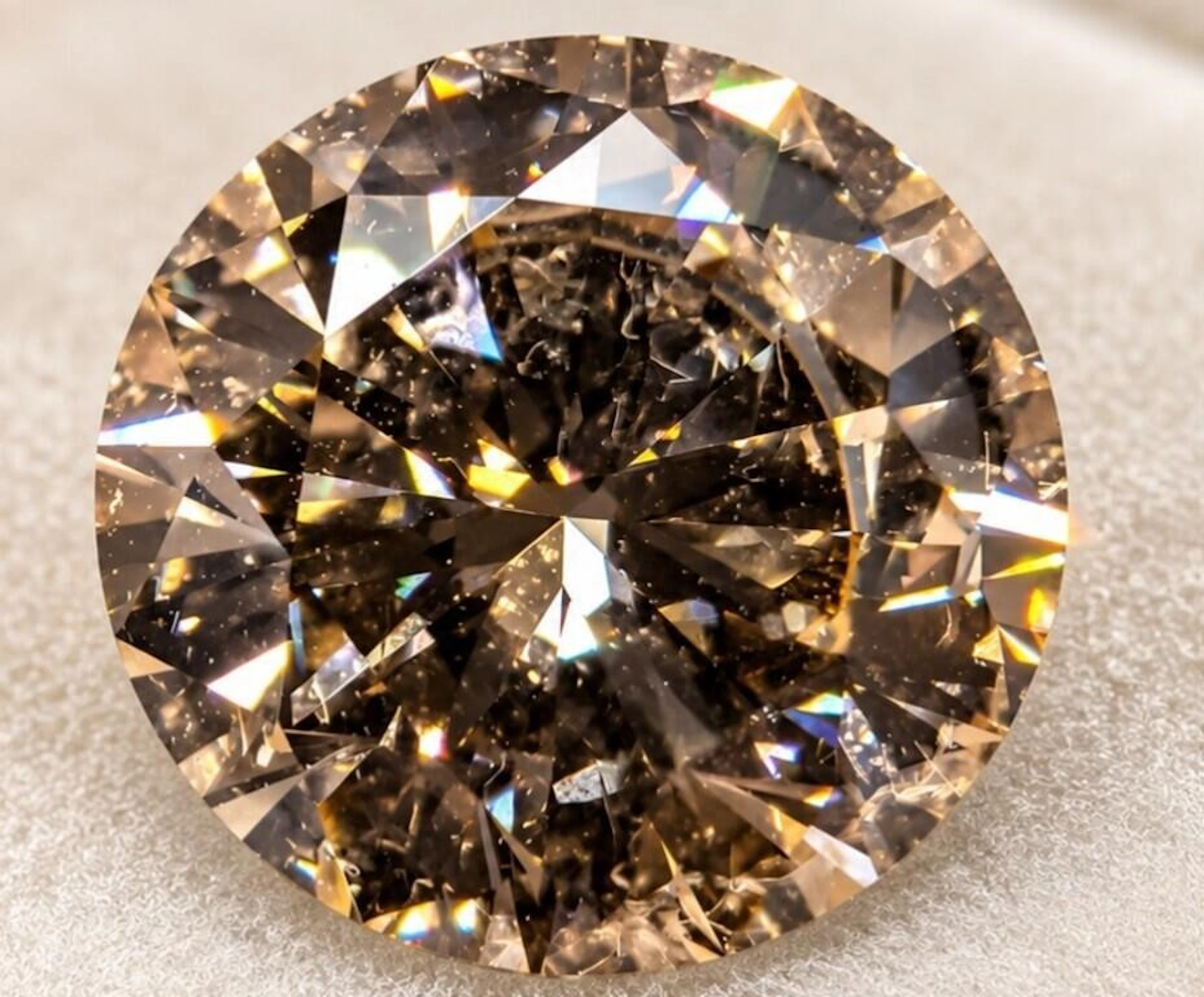 $4000, Lab-grown diamond (2.5ct)gemstone, retail v