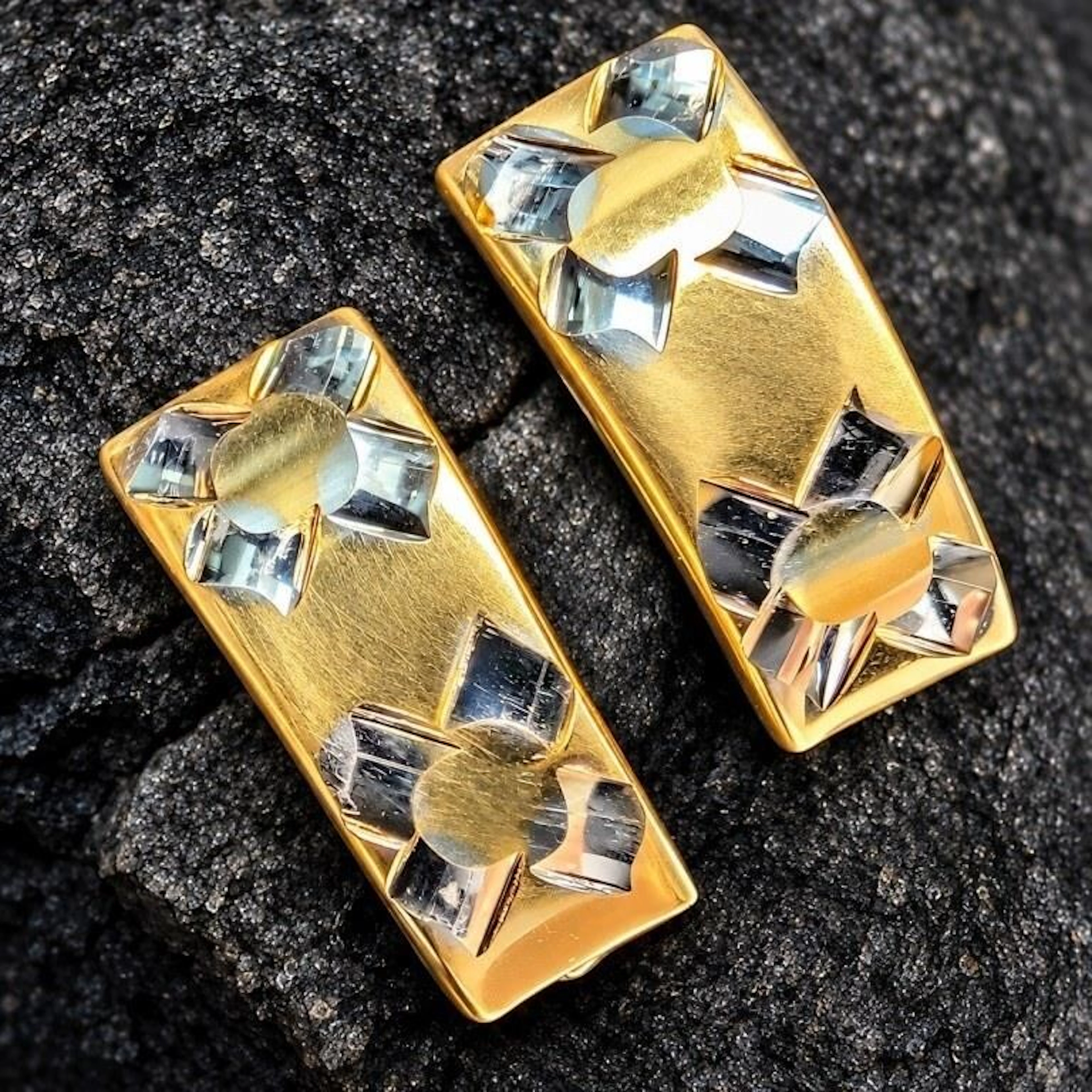 $700, 10k(0.97g), earring, retail value $700