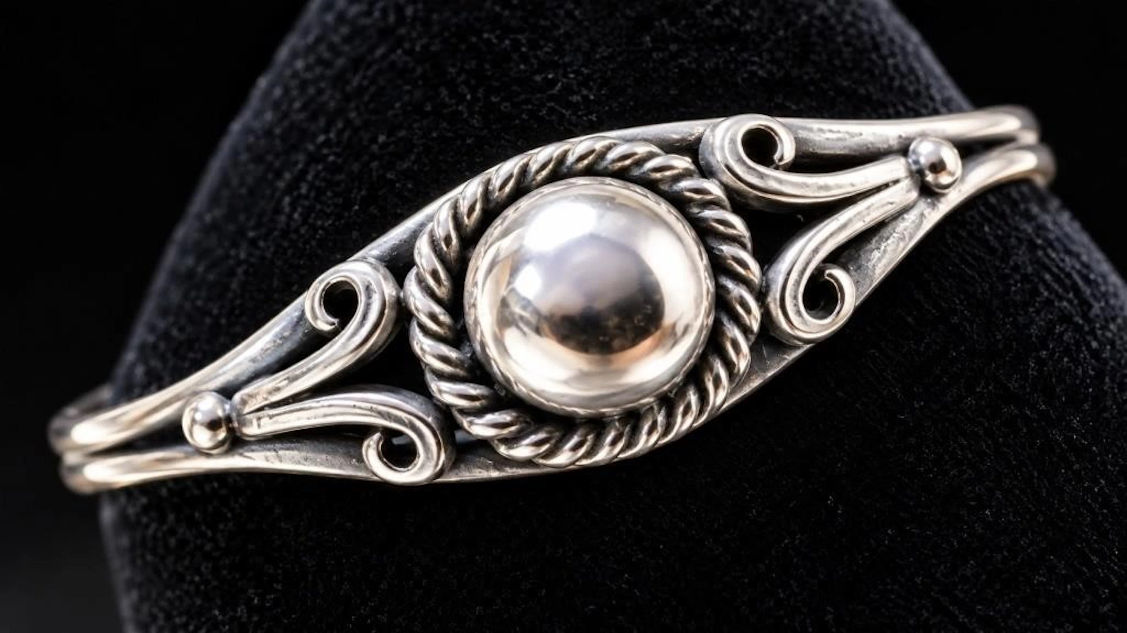 $25, SilverRing, size 6, appraised/retail value $2