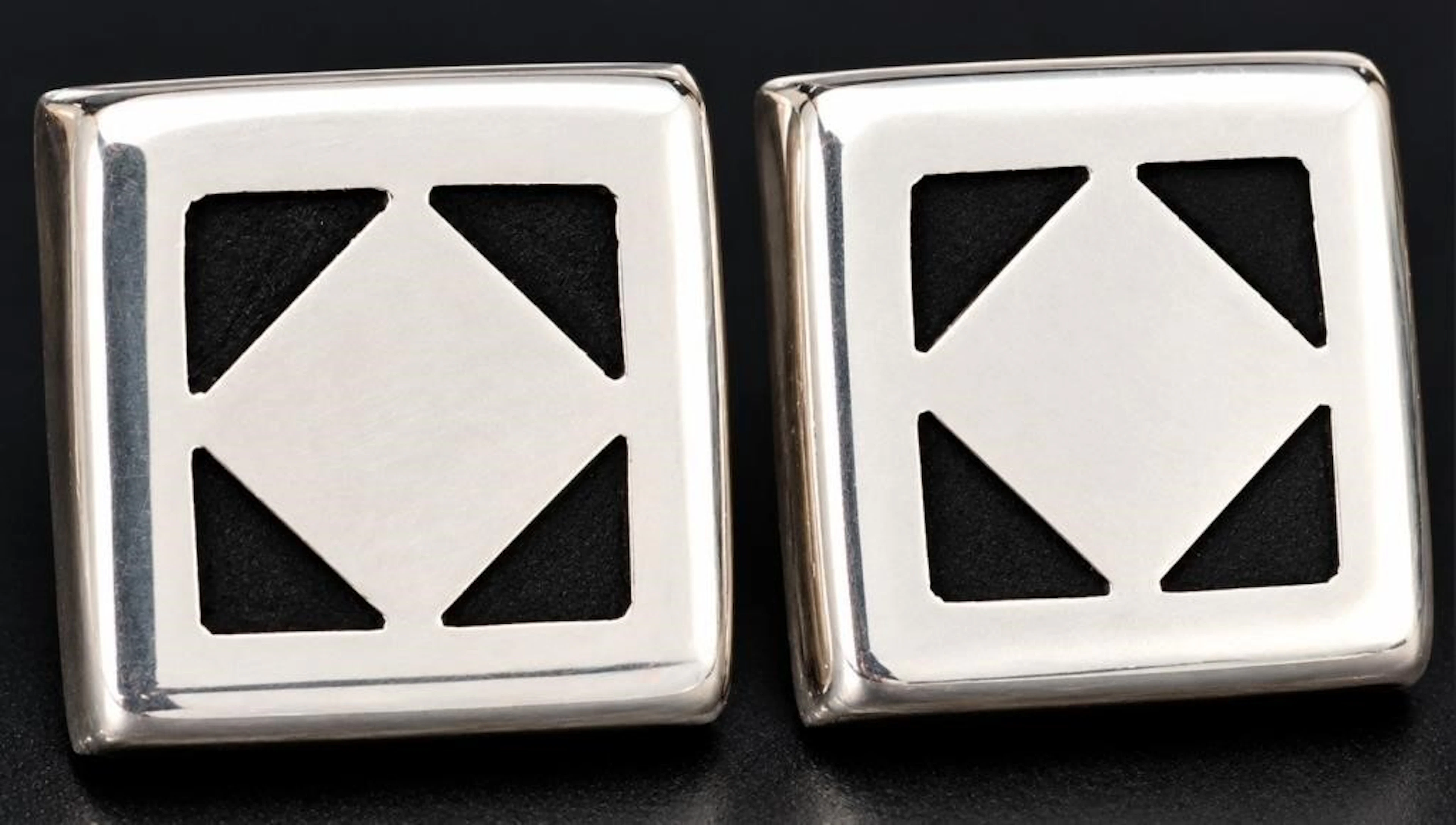 $420, silver(14.3g), earring, retail value $420