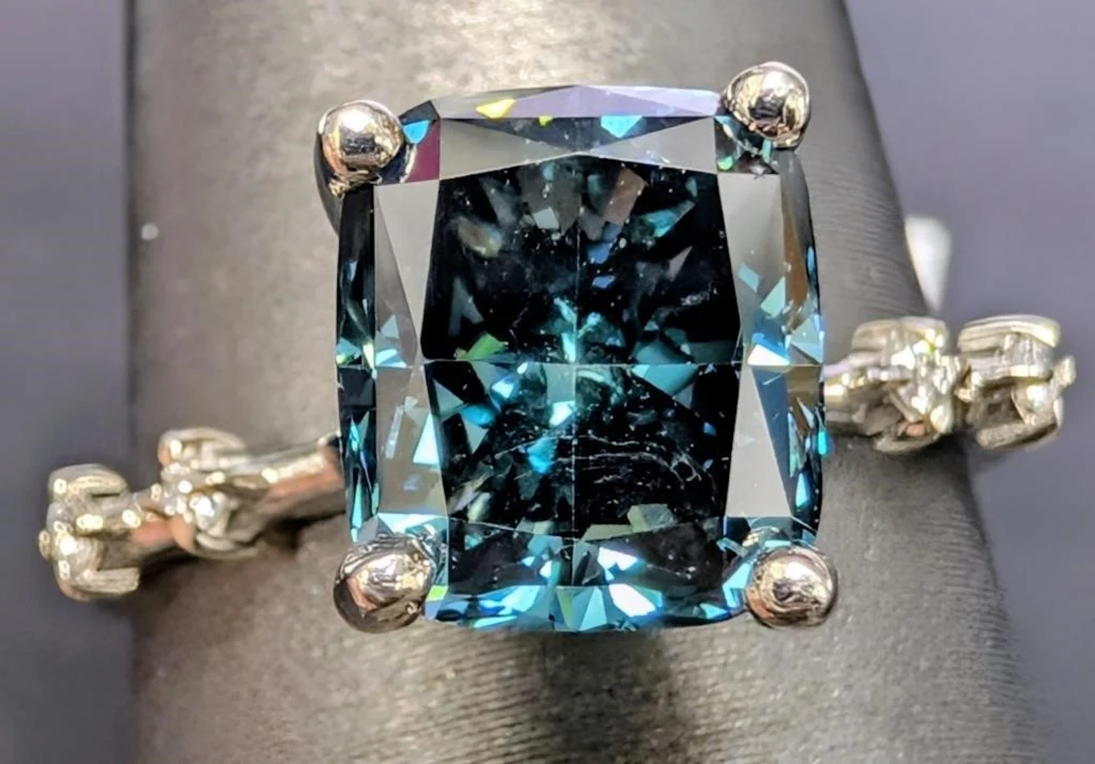 $6200, 10k(2.25g), blue lab diamond (2.7+0.06ct)