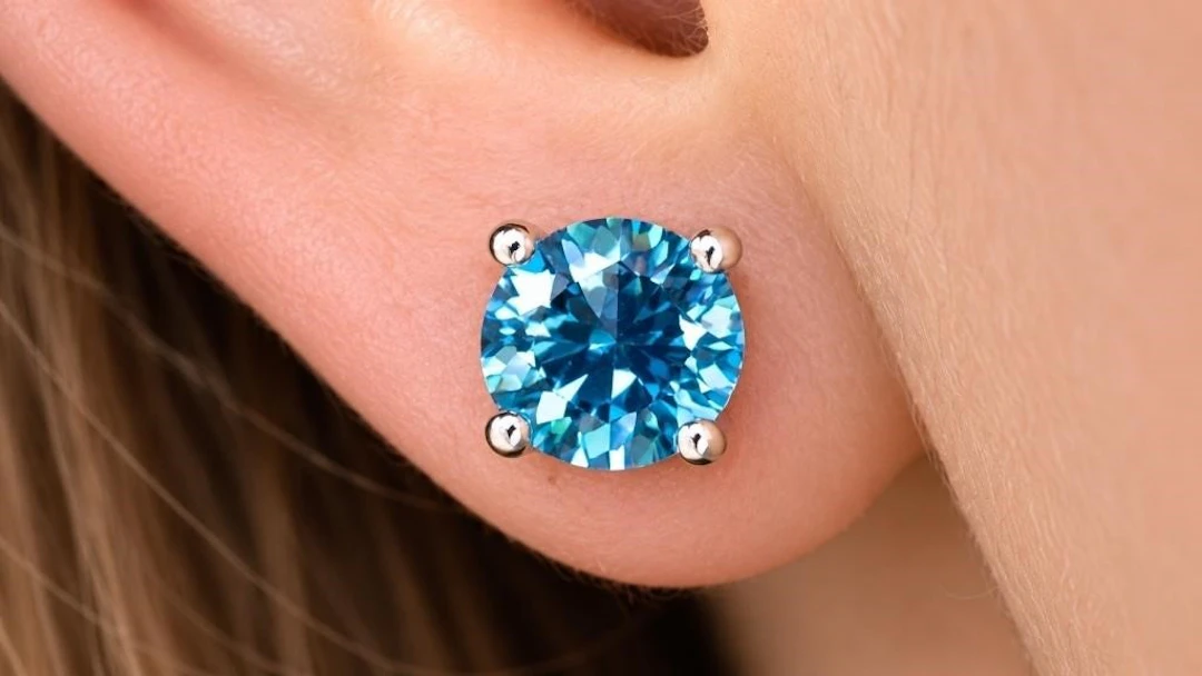 $1050, 10k(0.6g), blue lab diamond (0.55ct)earring