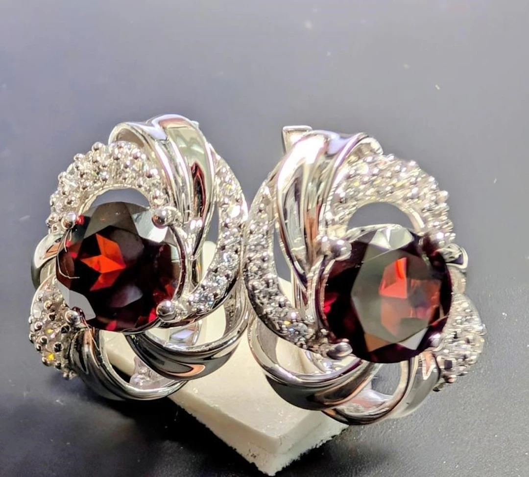 $400, silver (5.24g), garnet (1ct)earring, retail