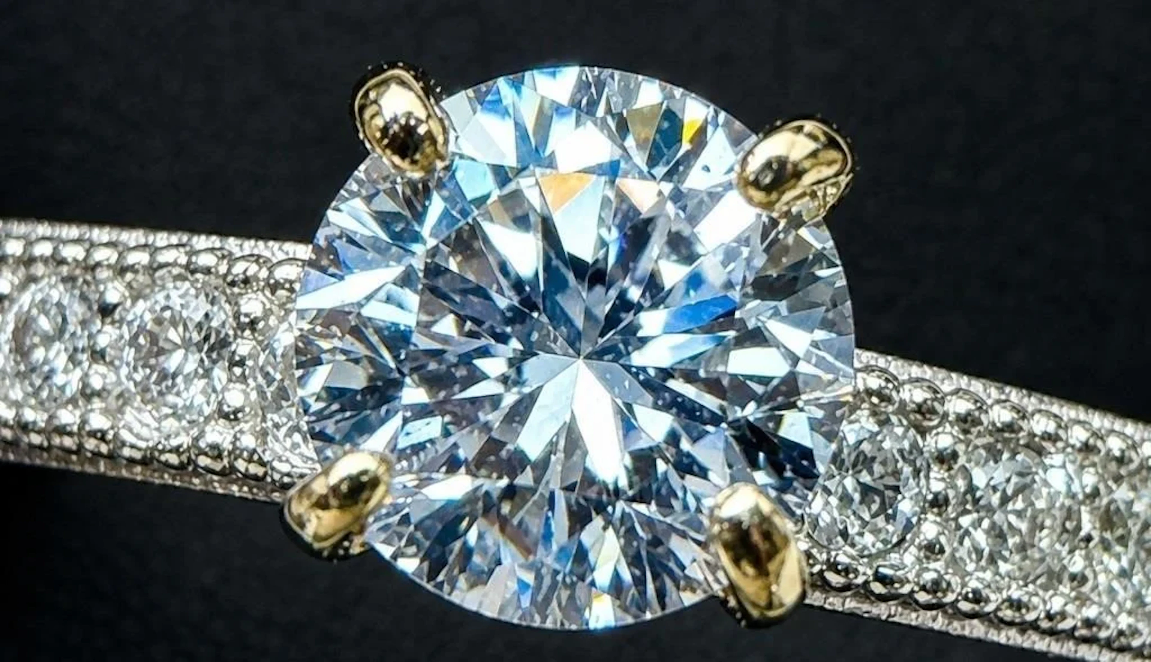 $2200, 10k(1.59g), lab diamond (0.25ct), cz (0.1c