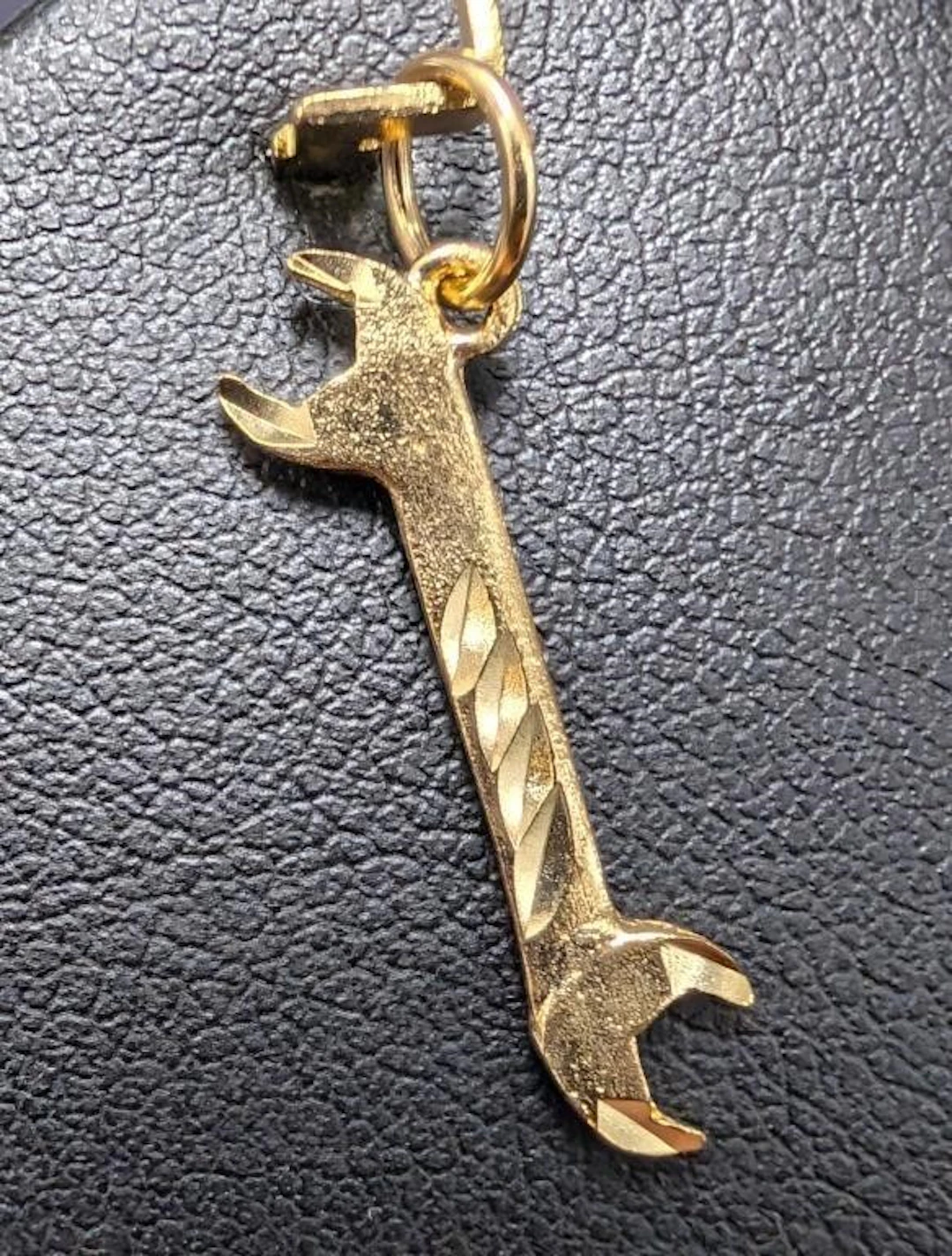 $580, 10k(0.84g), pendant, retail value $580