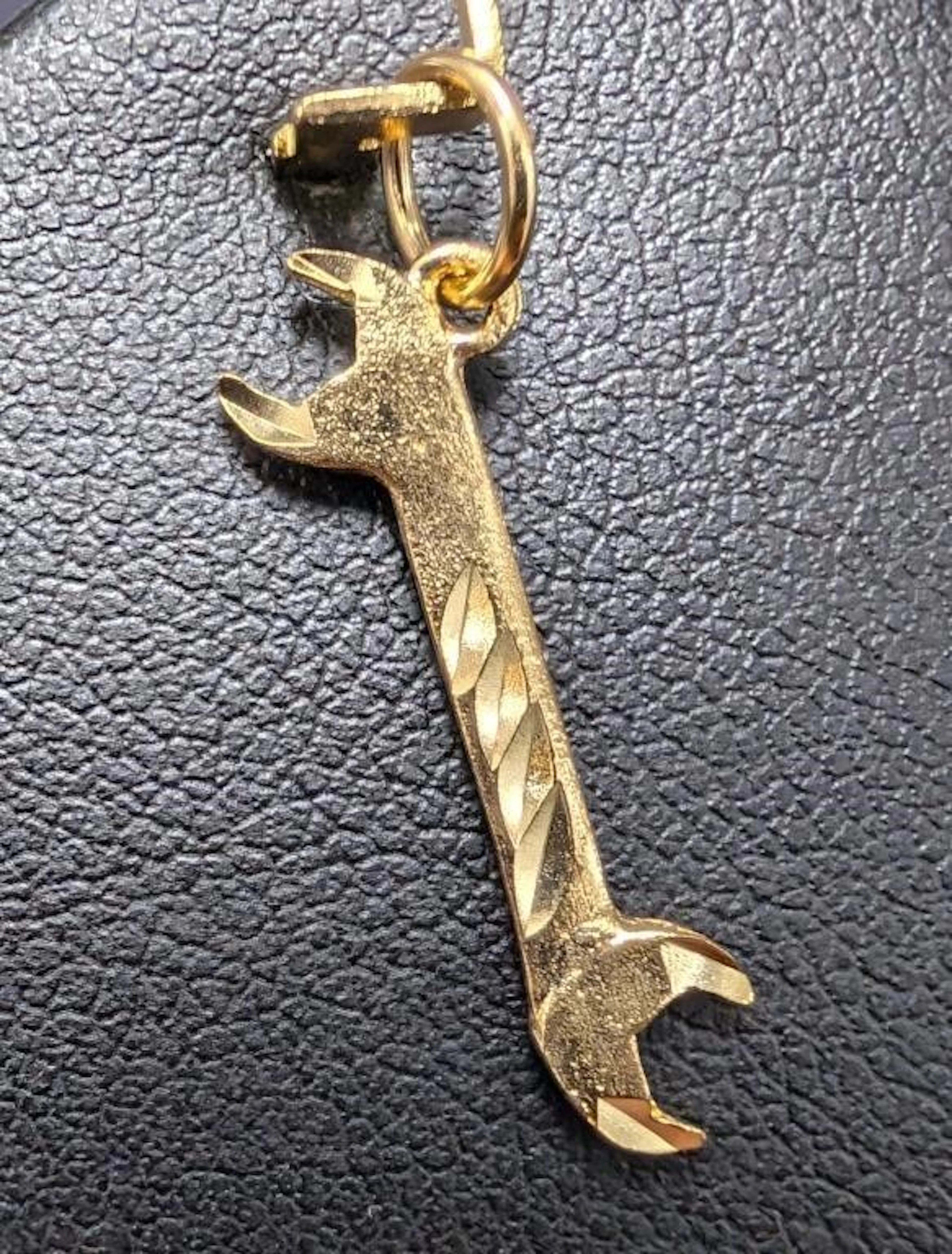 $580, 10k(0.84g), pendant, retail value $580