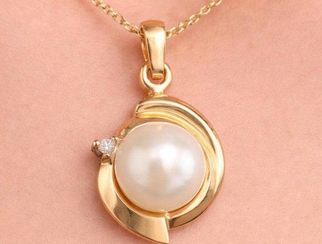 $2200, 10k(3.7g), pearl pendant, MSRP $2200
