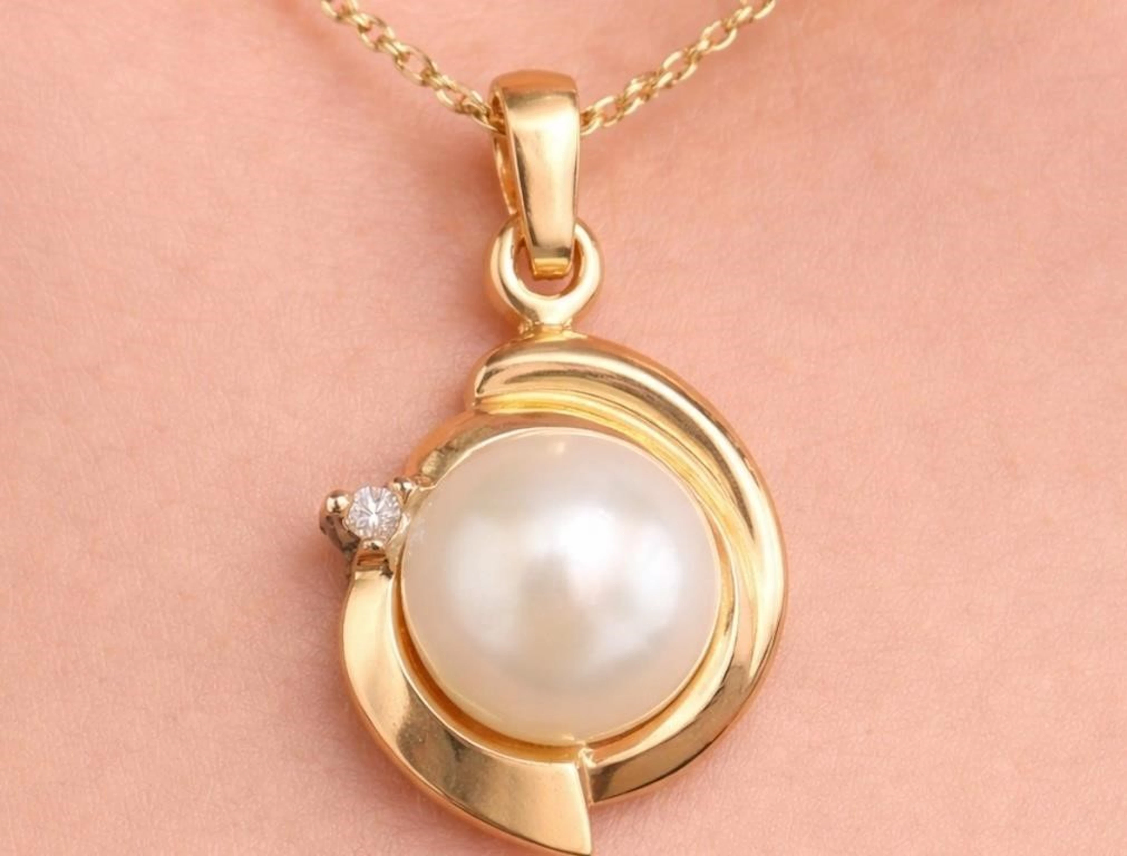 $2200, 10k(3.7g), pearl pendant, MSRP $2200
