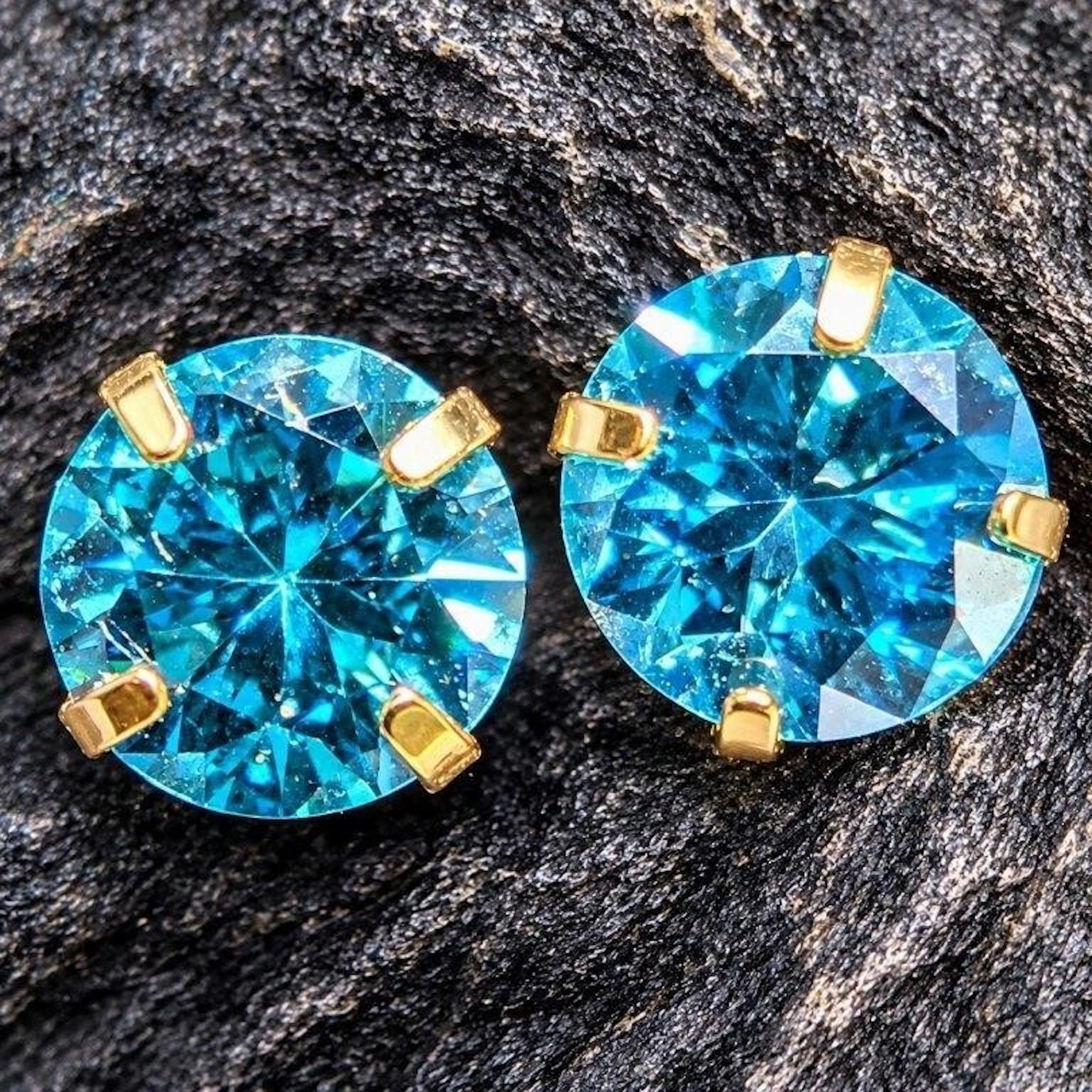 $600, 14k blue lab diamond (0.38ct) earring, retai