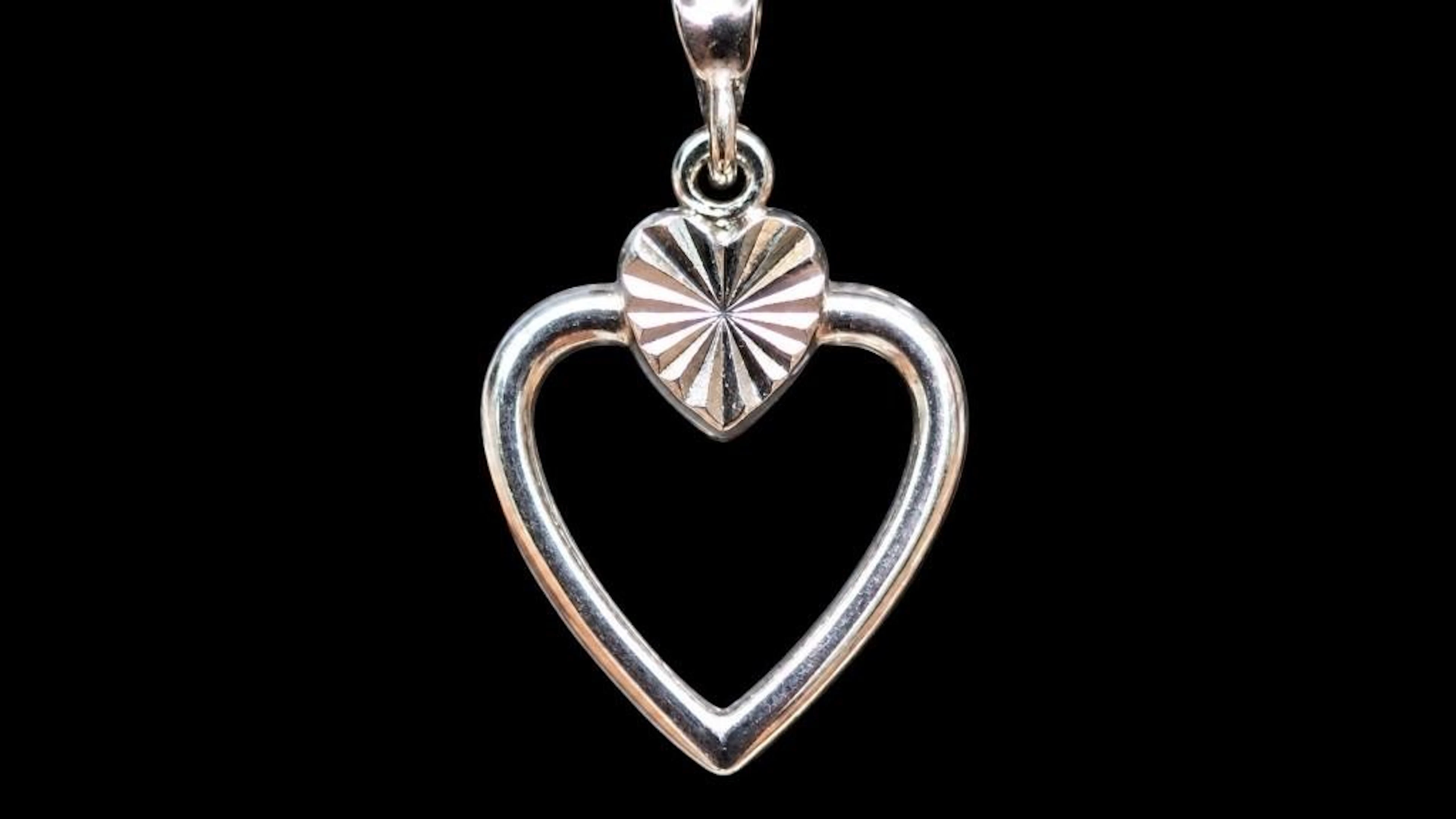 $15, silver(0.5g), pendant, retail value $15