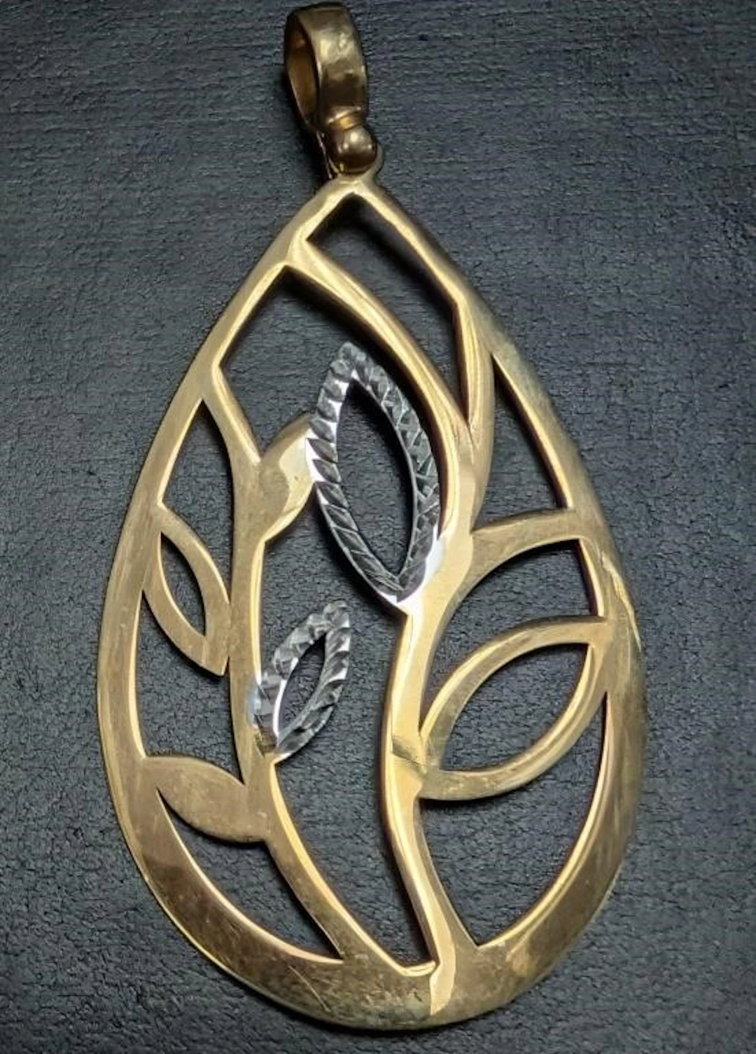 $1600, 14K(2.67g), PENDANT, retail value $1600