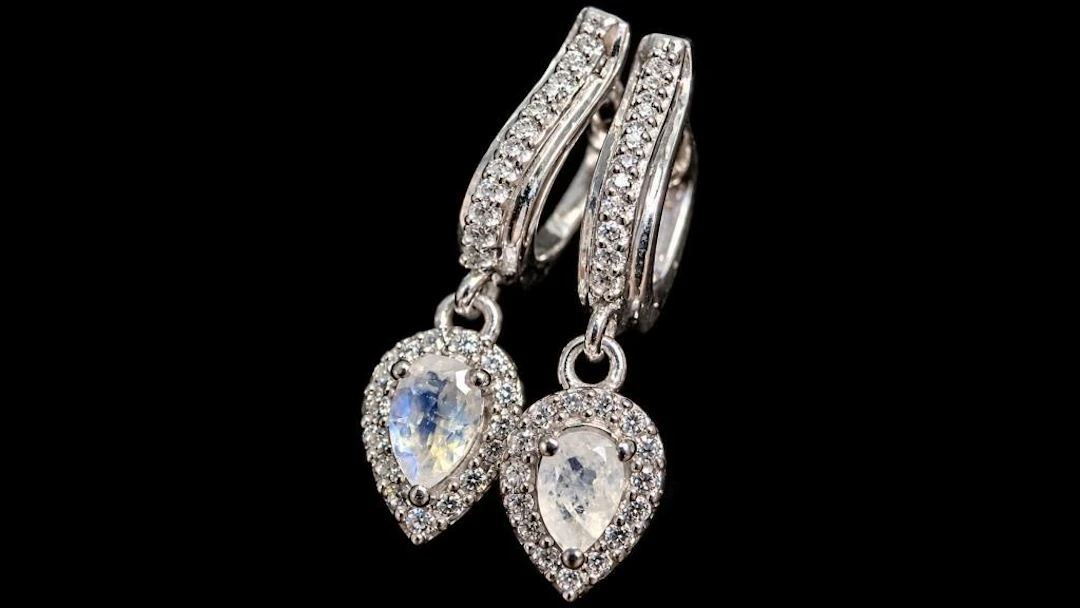 $280, silver(3.9g), moonstone (approx 0.4ct)earrin