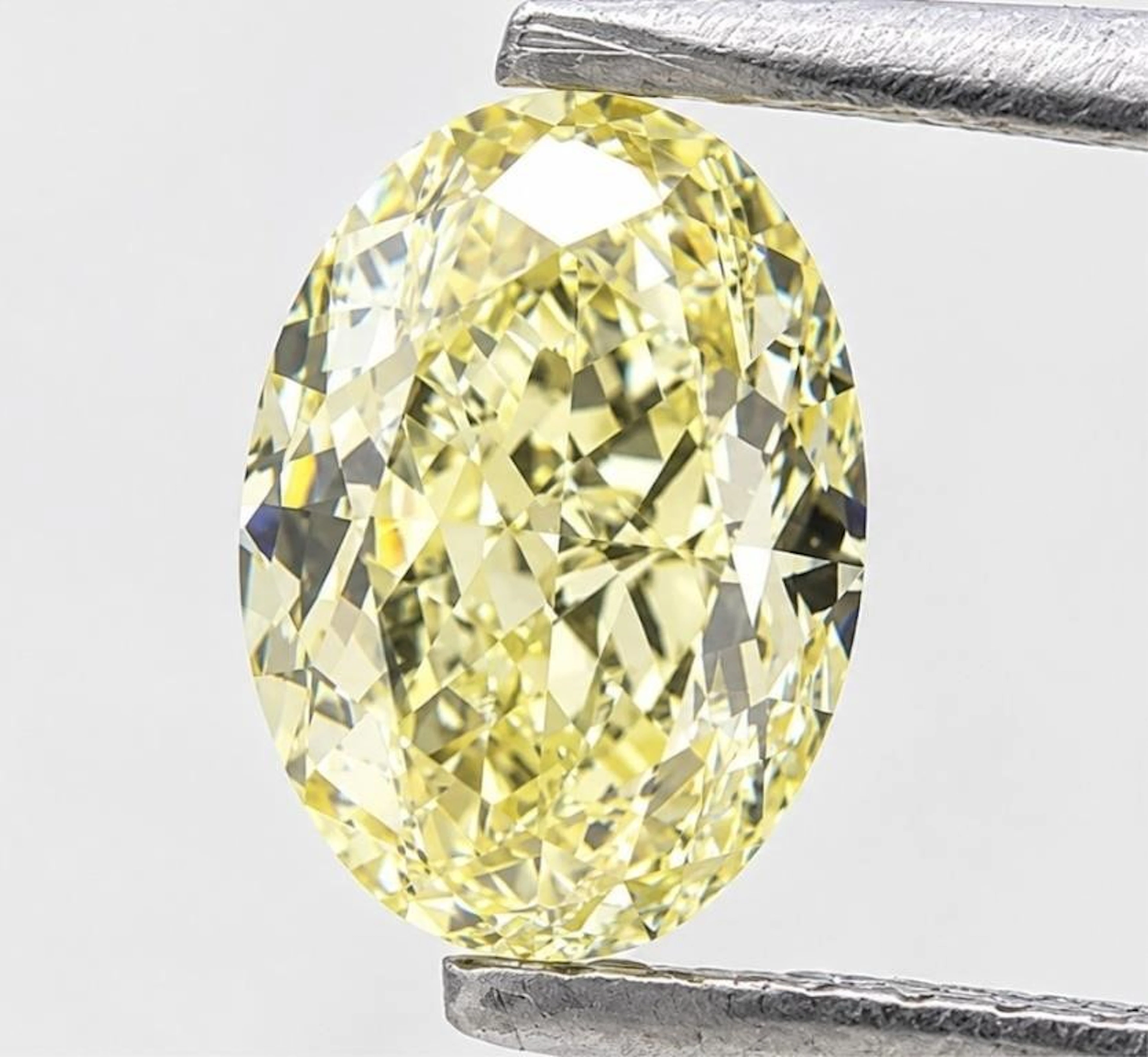 $3700 GIA Certified, natural diamond 1.17ct.OVAL M
