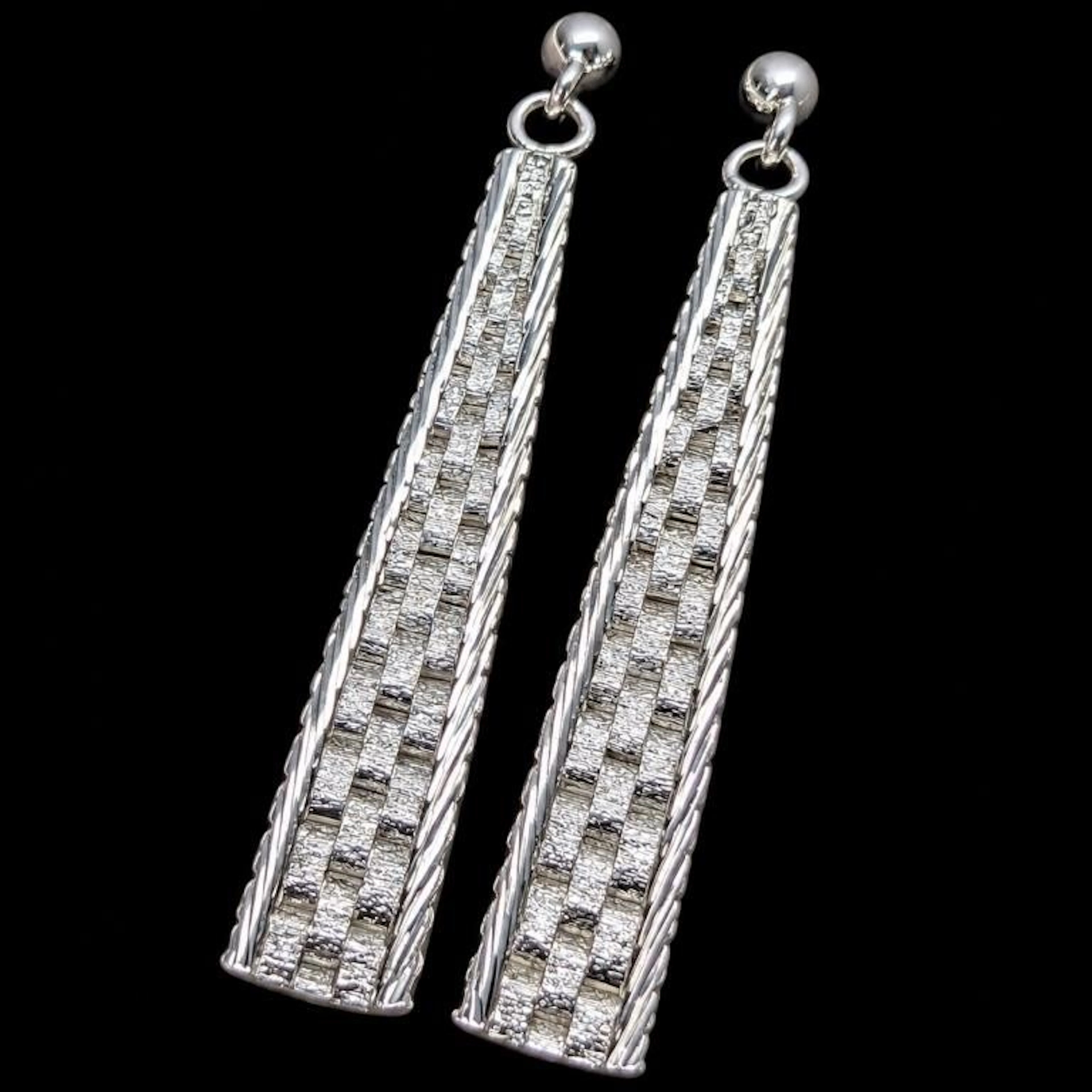 $100, silver(4.05g), earring, retail value $100