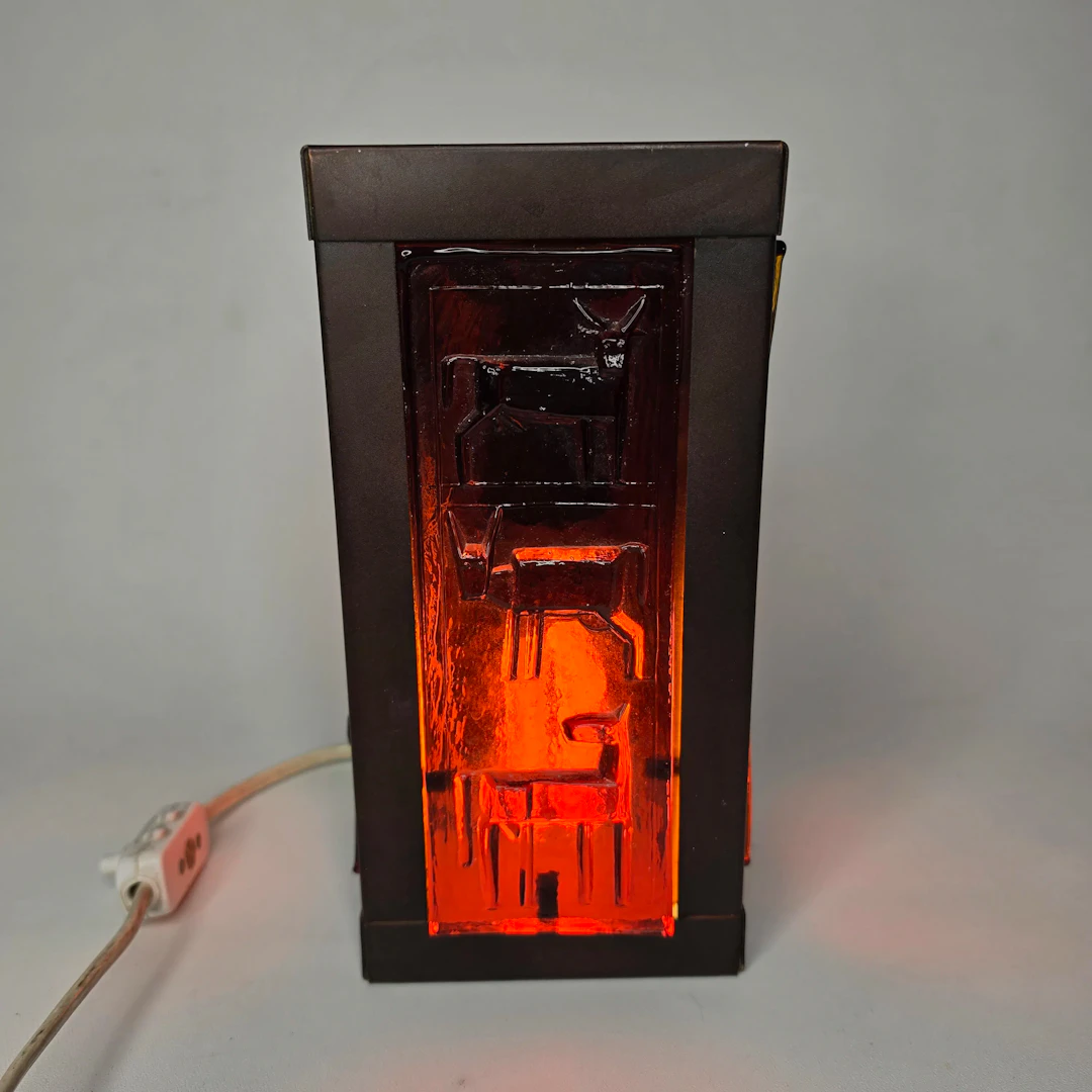 ERIK HÖGLUND (1932–1998): Bordslampa / Ljuslykta i smidesmetall och