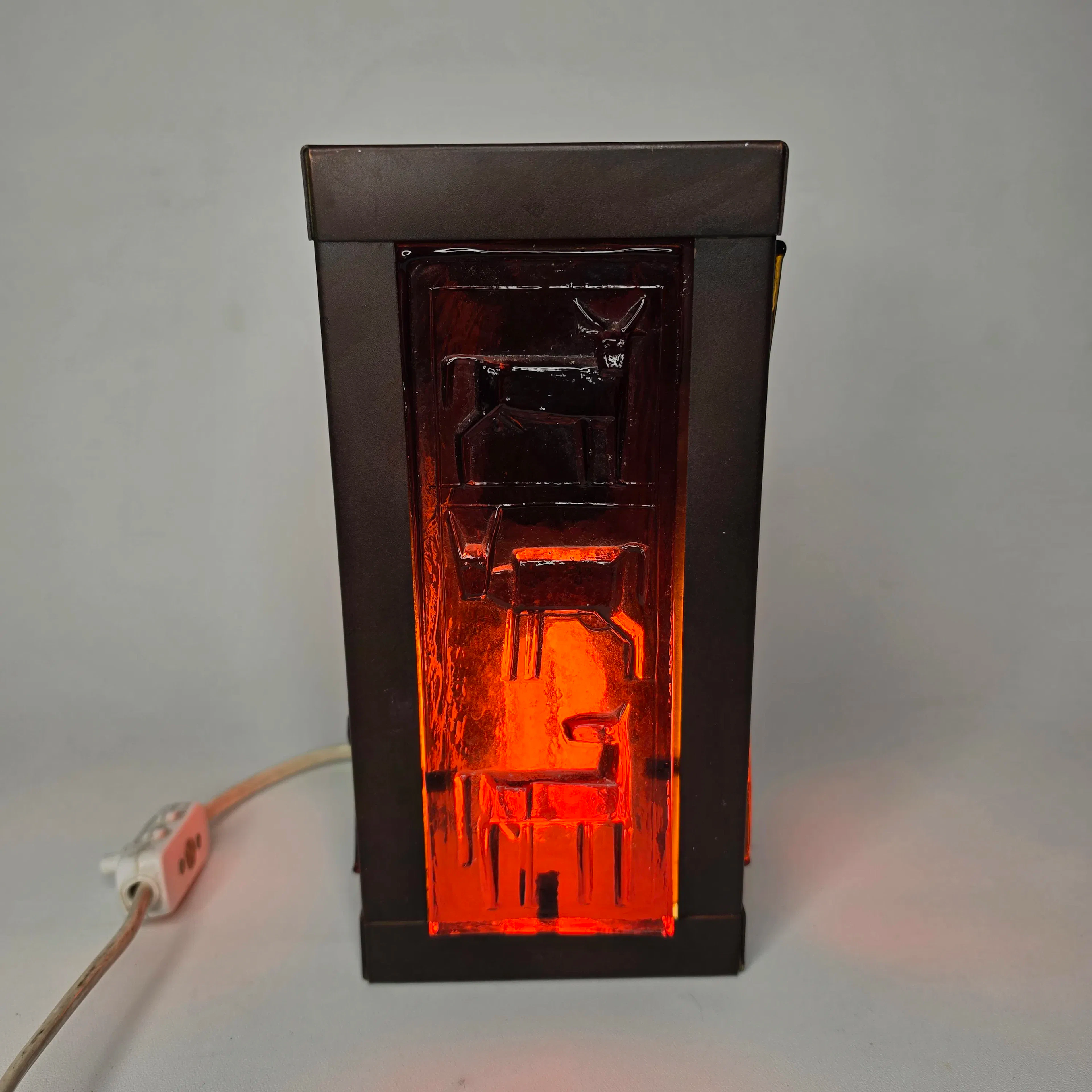 ERIK HÖGLUND (1932–1998): Bordslampa / Ljuslykta i smidesmetall och