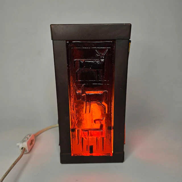 ERIK HÖGLUND (1932–1998): Bordslampa / Ljuslykta i smidesmetall och