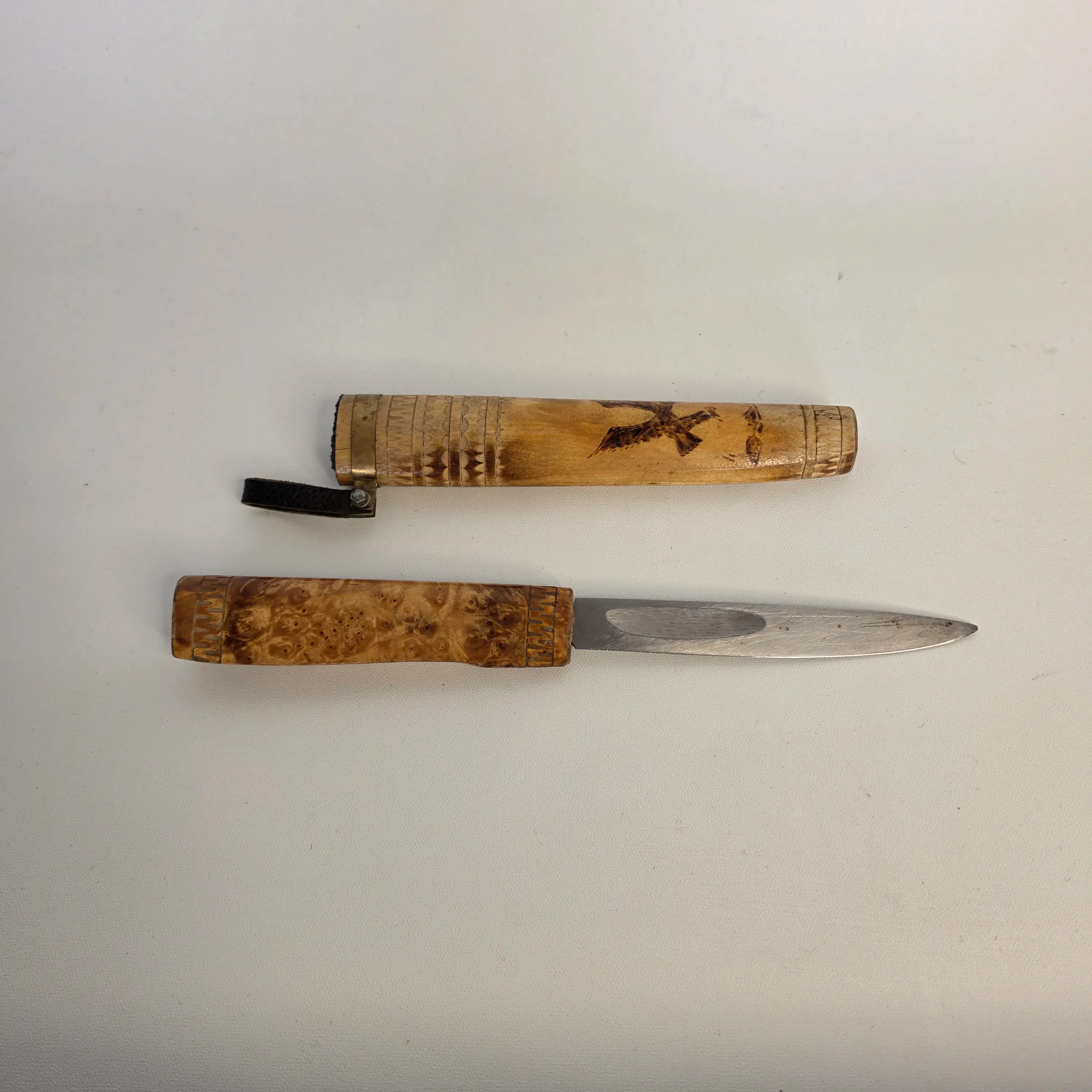 Handgjord sameslöjd/samisk kniv – Masurbjörk & renhorn med örnmotiv