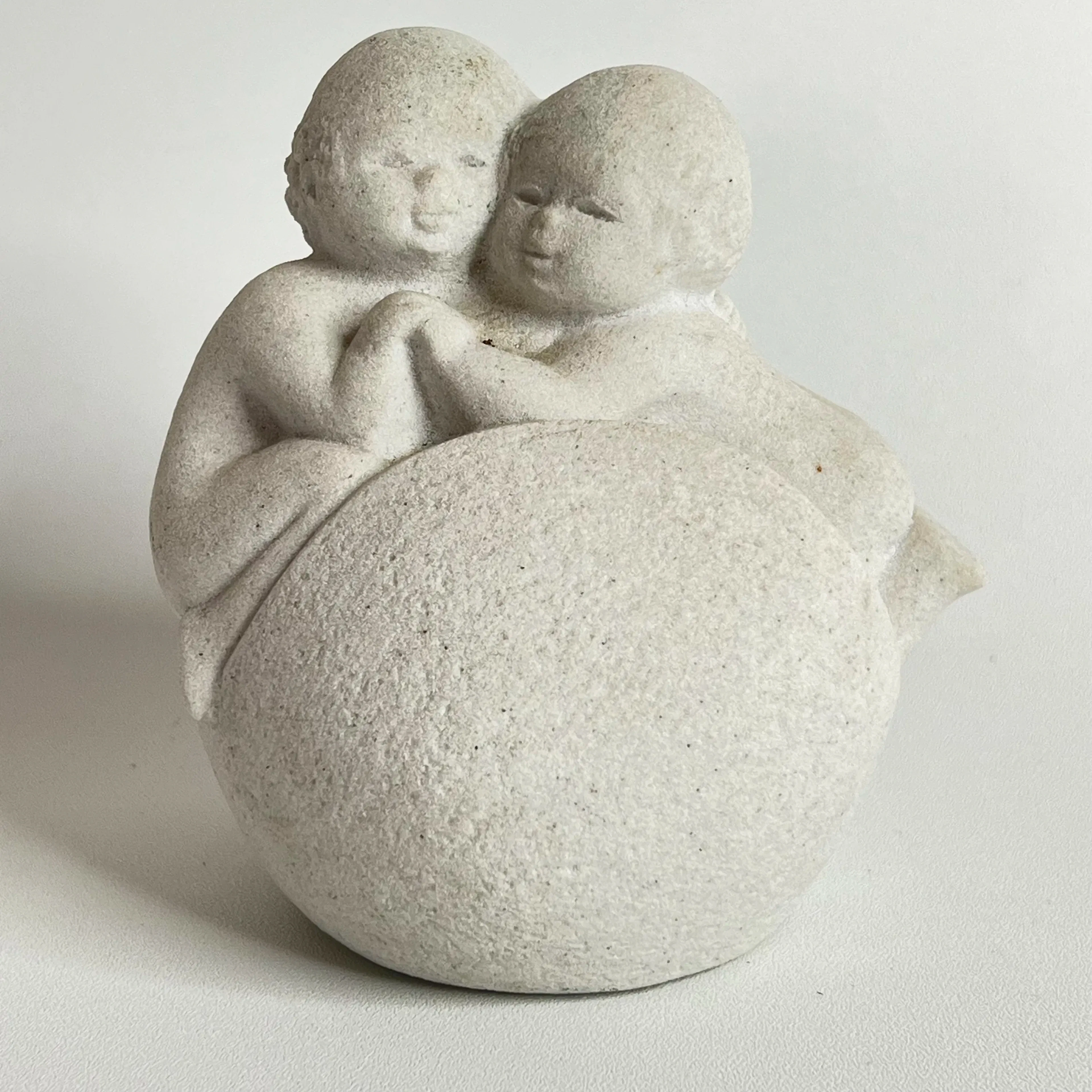 ”Stone Art” – Två kramande barn / Marqbell Belgium