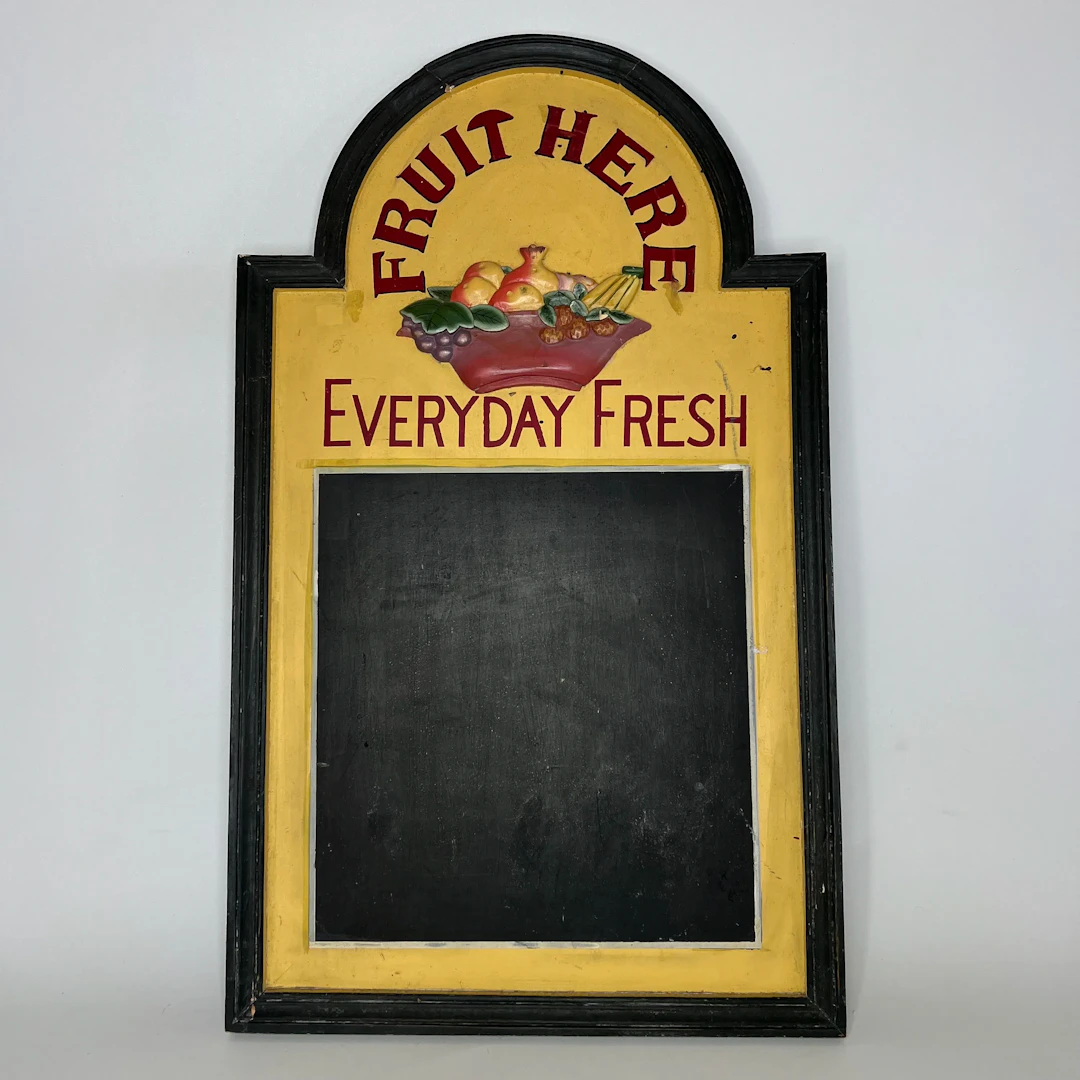 Trätavla / Skylt (Fruit Here - Everyday Fresh) – 1900-tal / Vintage
