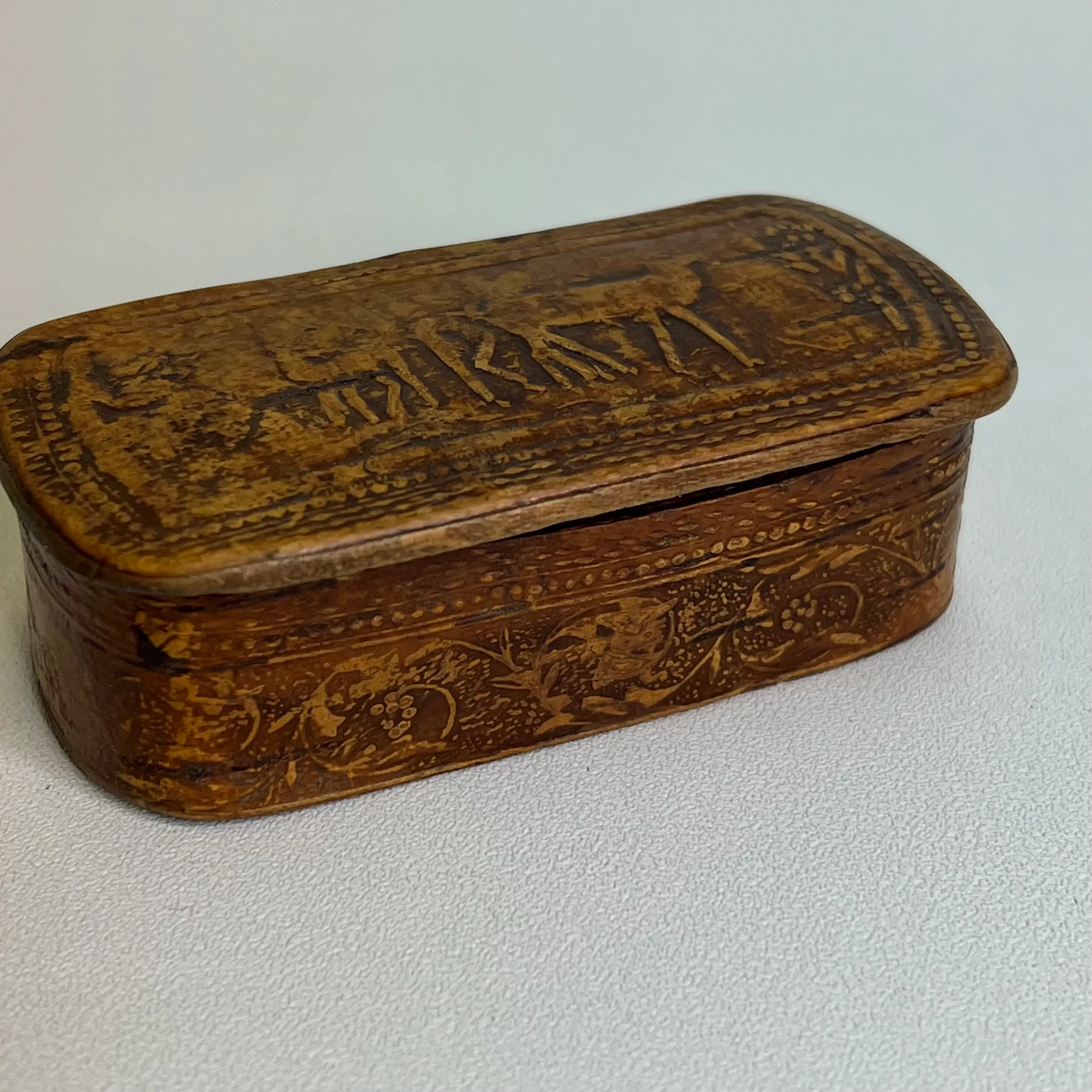 Antik tobaksdosa / Snusdosa i trä – 1700/1800-tal