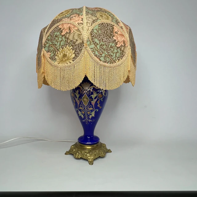 Bordslamp / Bordslampa i porslin och mässing med skärm – Neo-stil