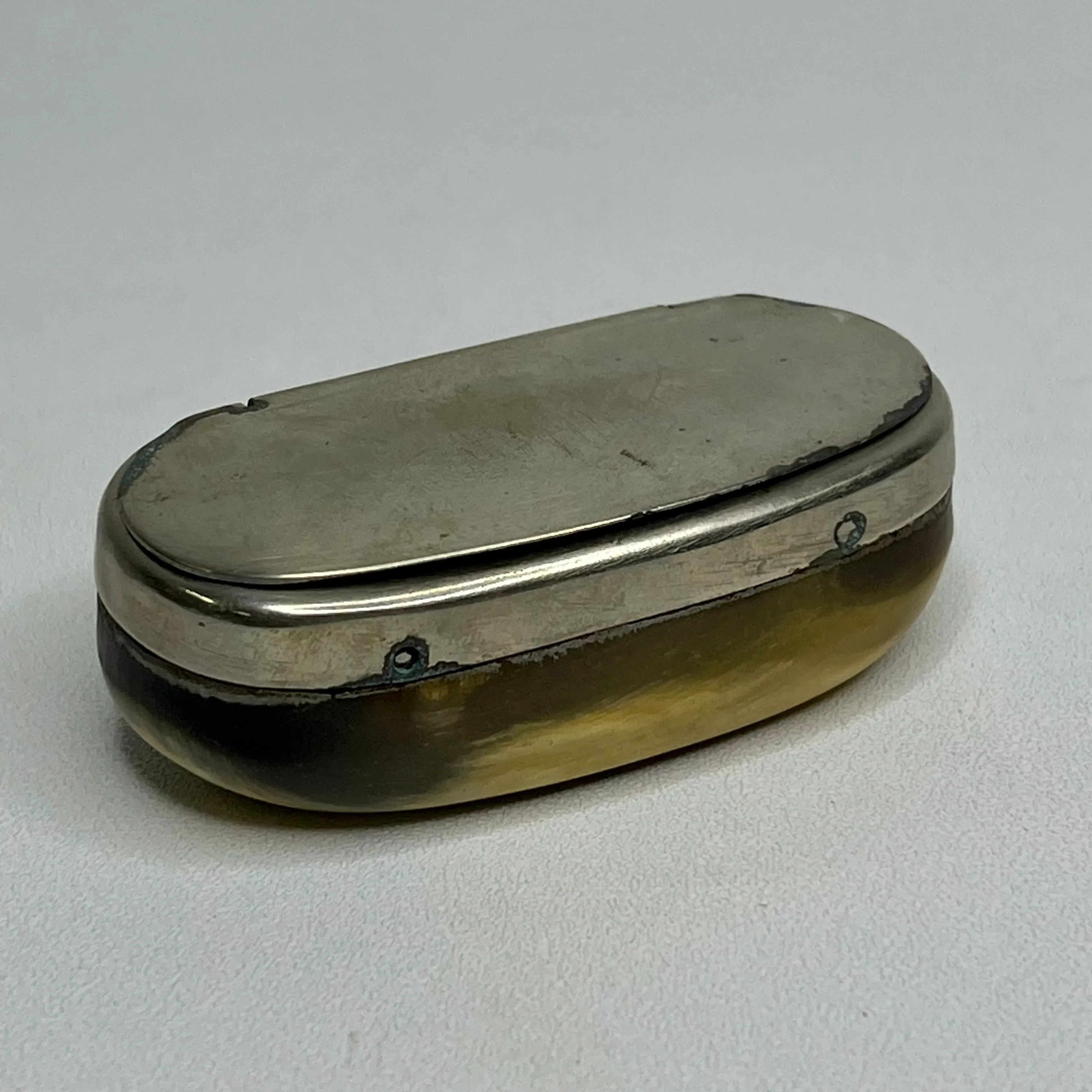 Antik tobaksdosa / Snusdosa i horn och metall – 1800-tal