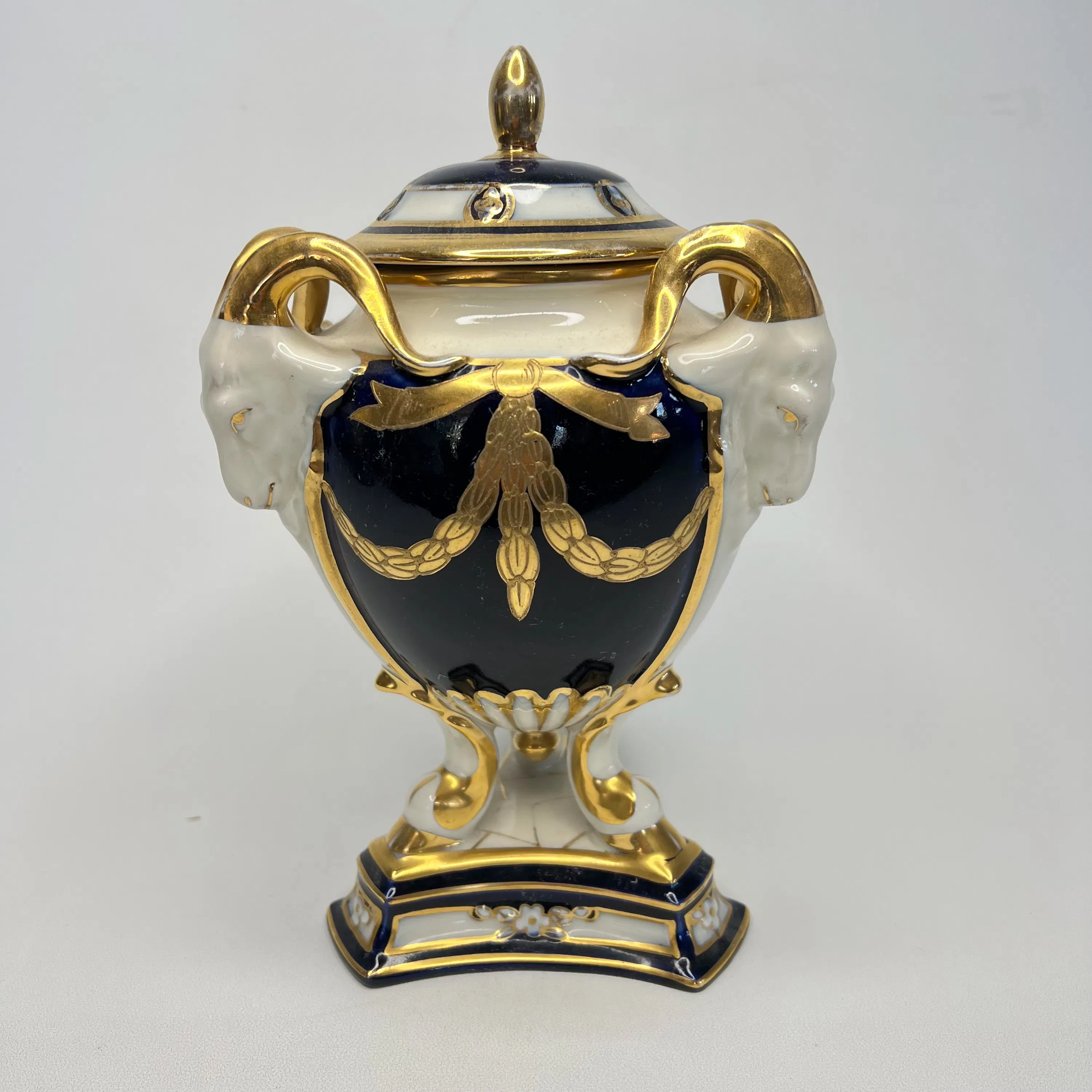 Urna med lock – Royal Dux, Nyklassicism, 1900-talets första hälft