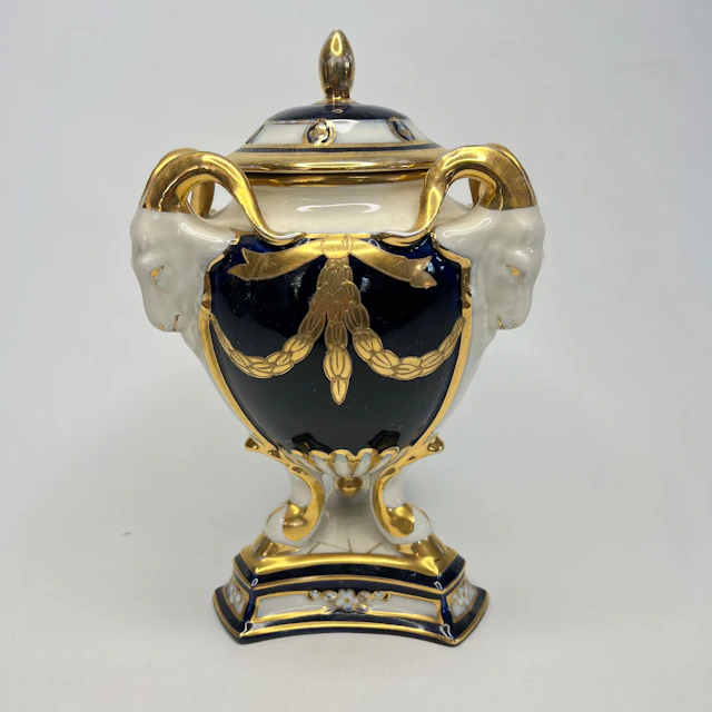 Urna med lock – Royal Dux, Nyklassicism, 1900-talets första hälft