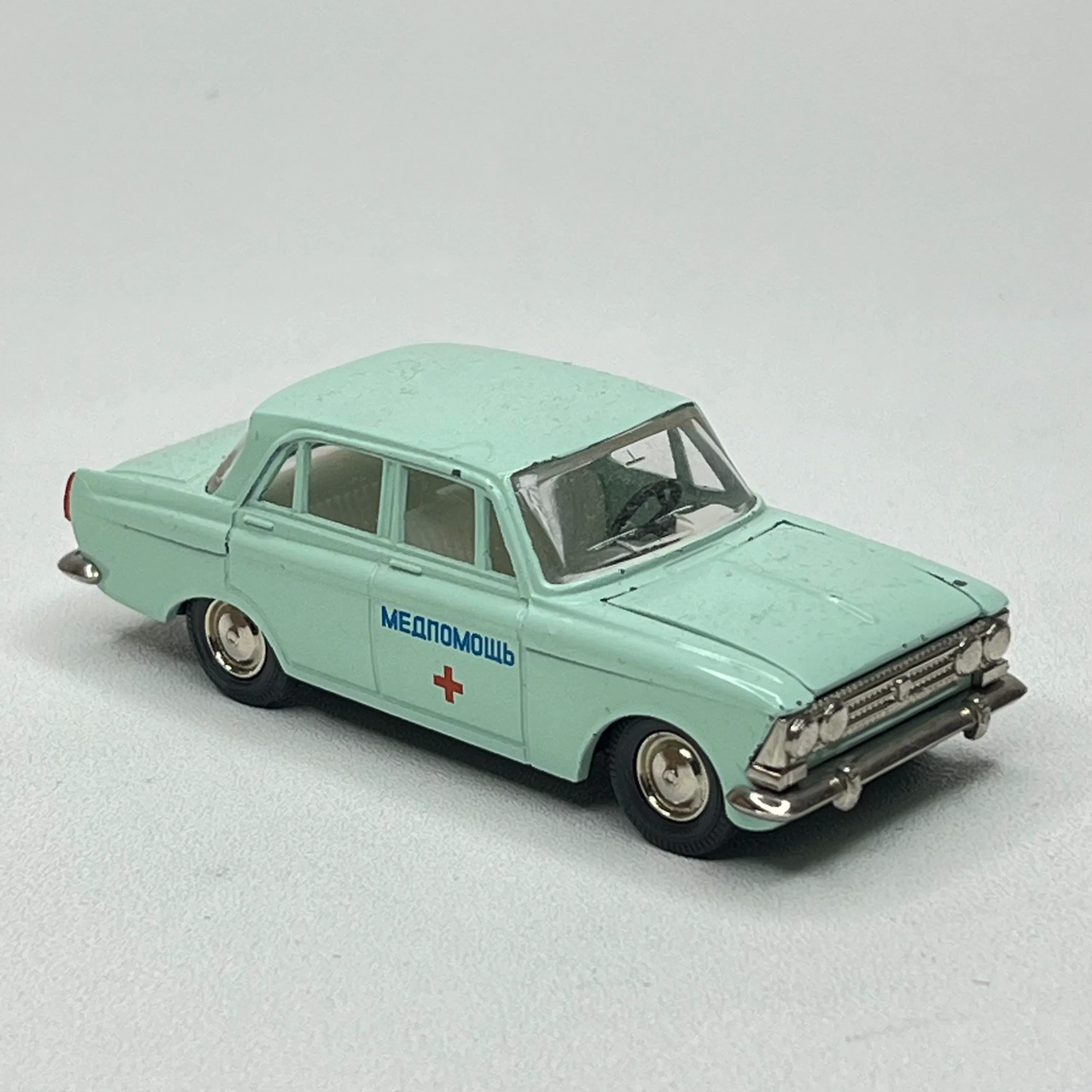 Moskvitj-408 Ambulans / Medpomosjt (Made in USSR), Klassisk sovjetisk