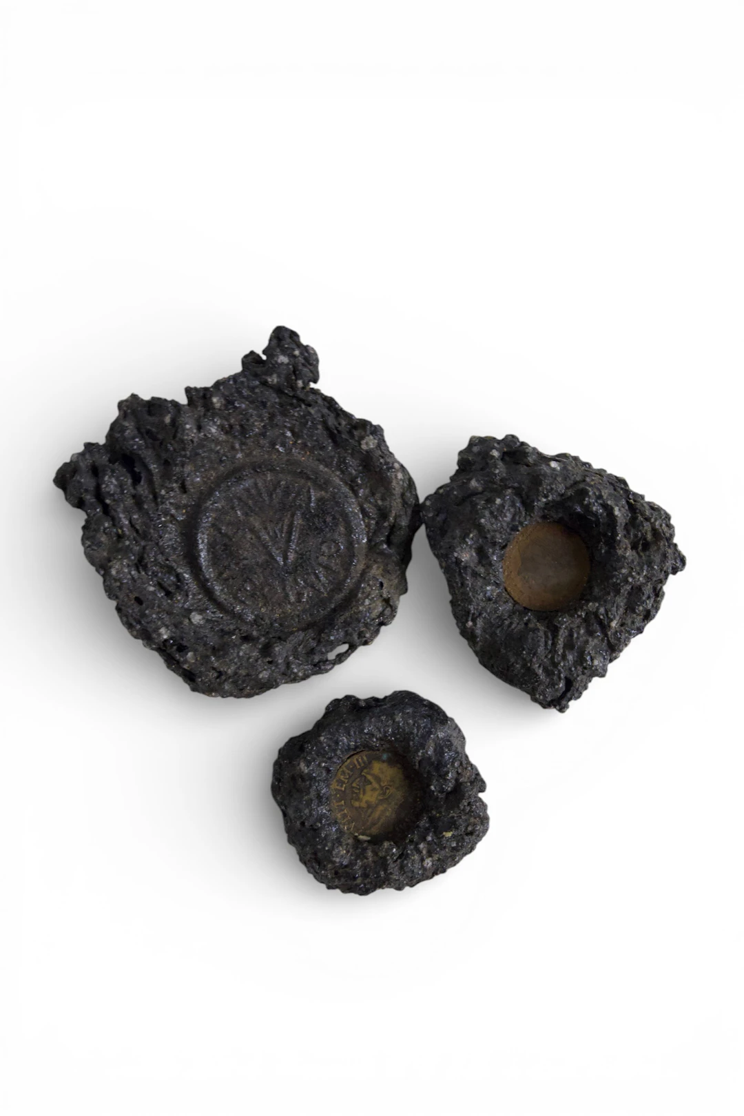 VESUVIUS / NAPOLI – LAVASTEN MED INNESLUTNA MYNT, 3 st Vesuvius lava souvenir