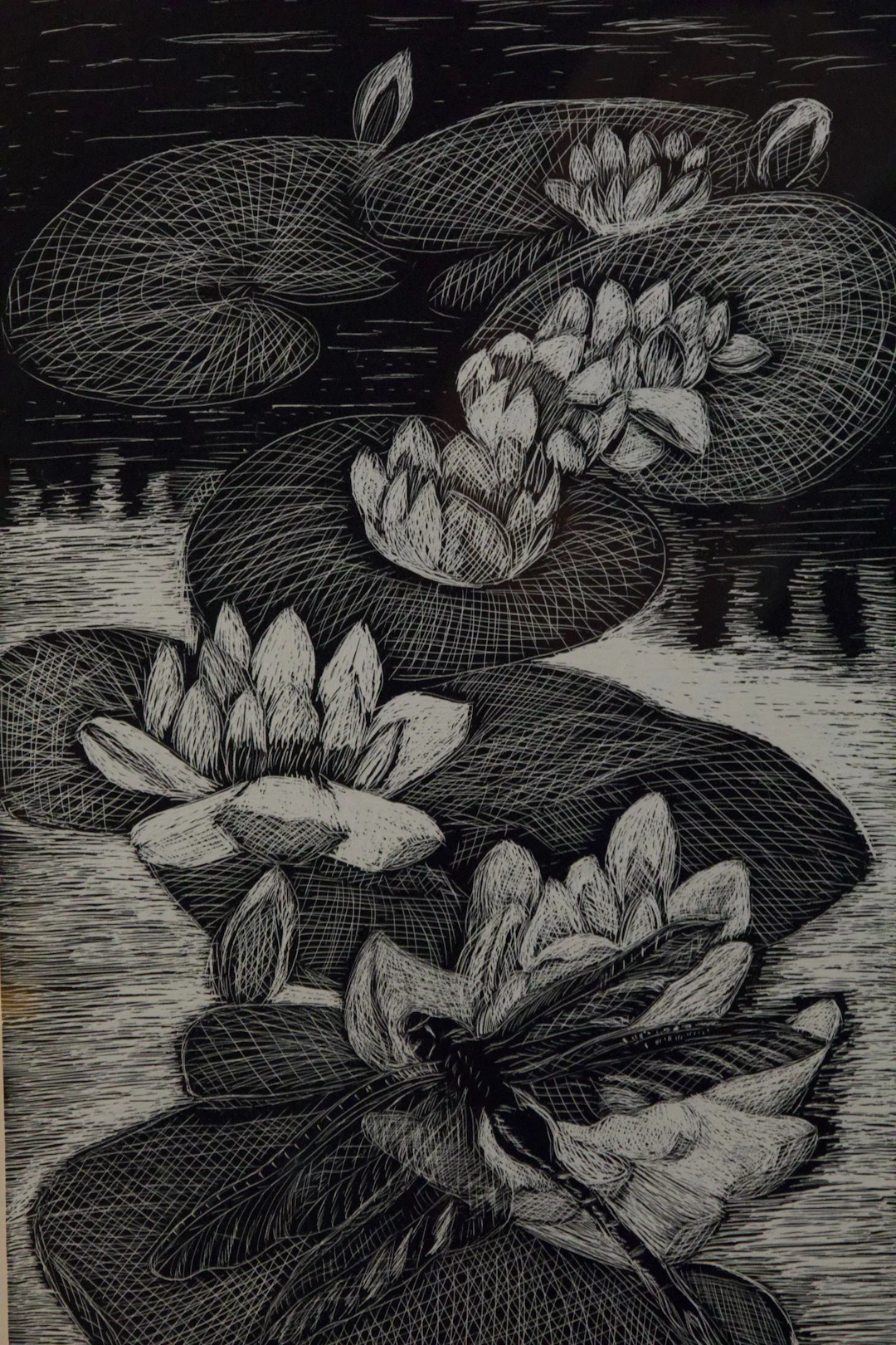 MONOGRAMSIGNERAD HV. Näckrosor, grafiskt blad, daterat 1975.