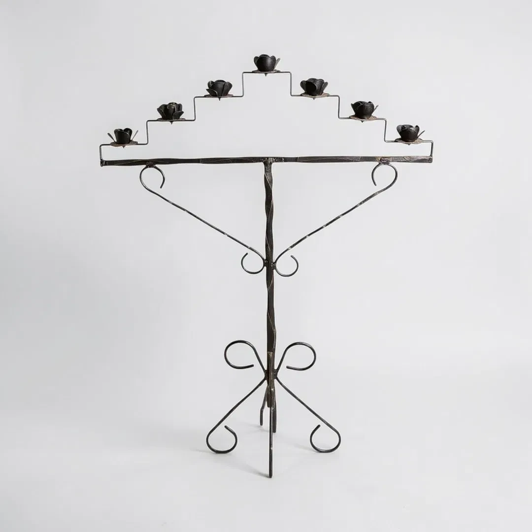 GOLVLJUSSTAKE, 1900-talets andra hälft, 7 ljuspipor, smide, svartmålat.