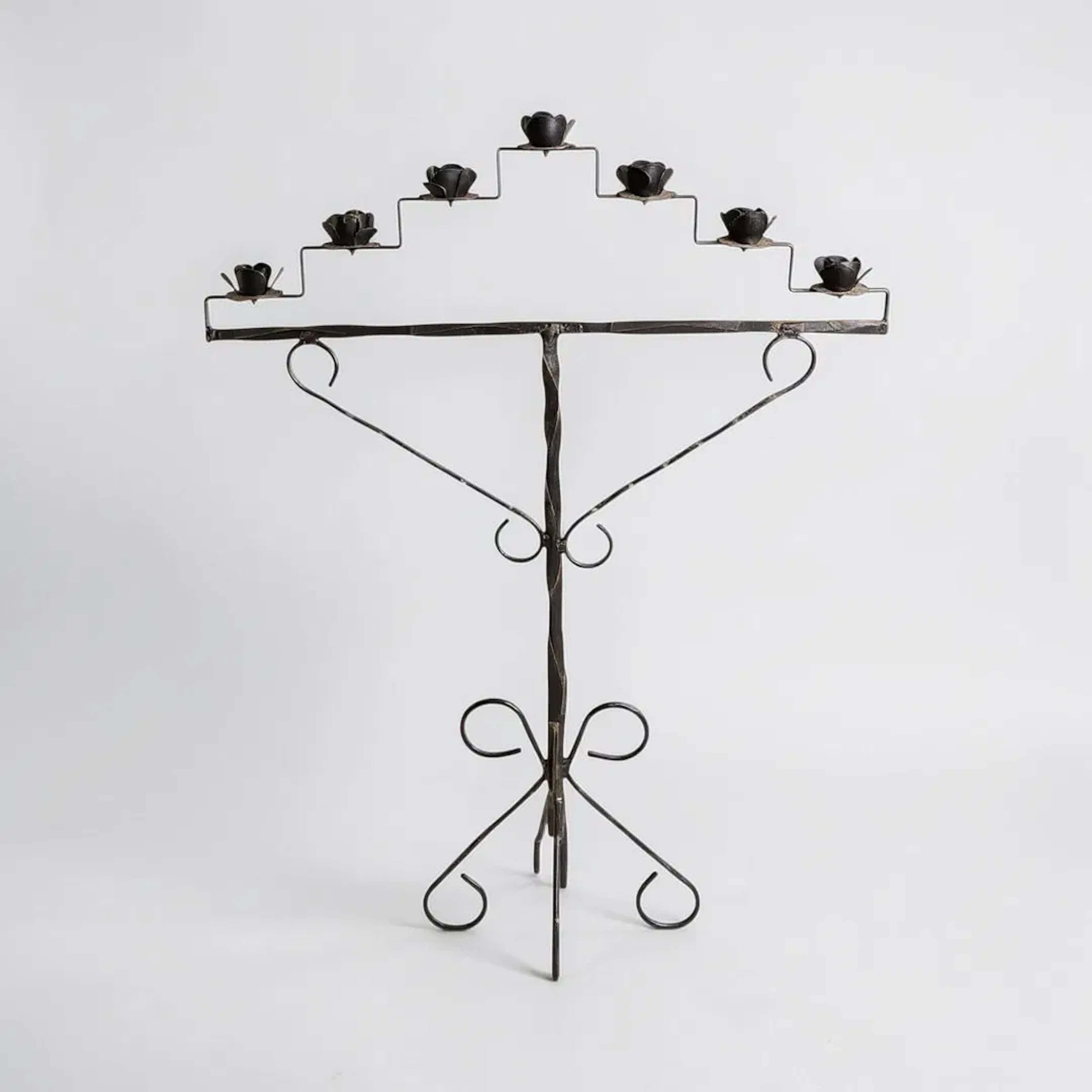 GOLVLJUSSTAKE, 1900-talets andra hälft, 7 ljuspipor, smide, svartmålat.