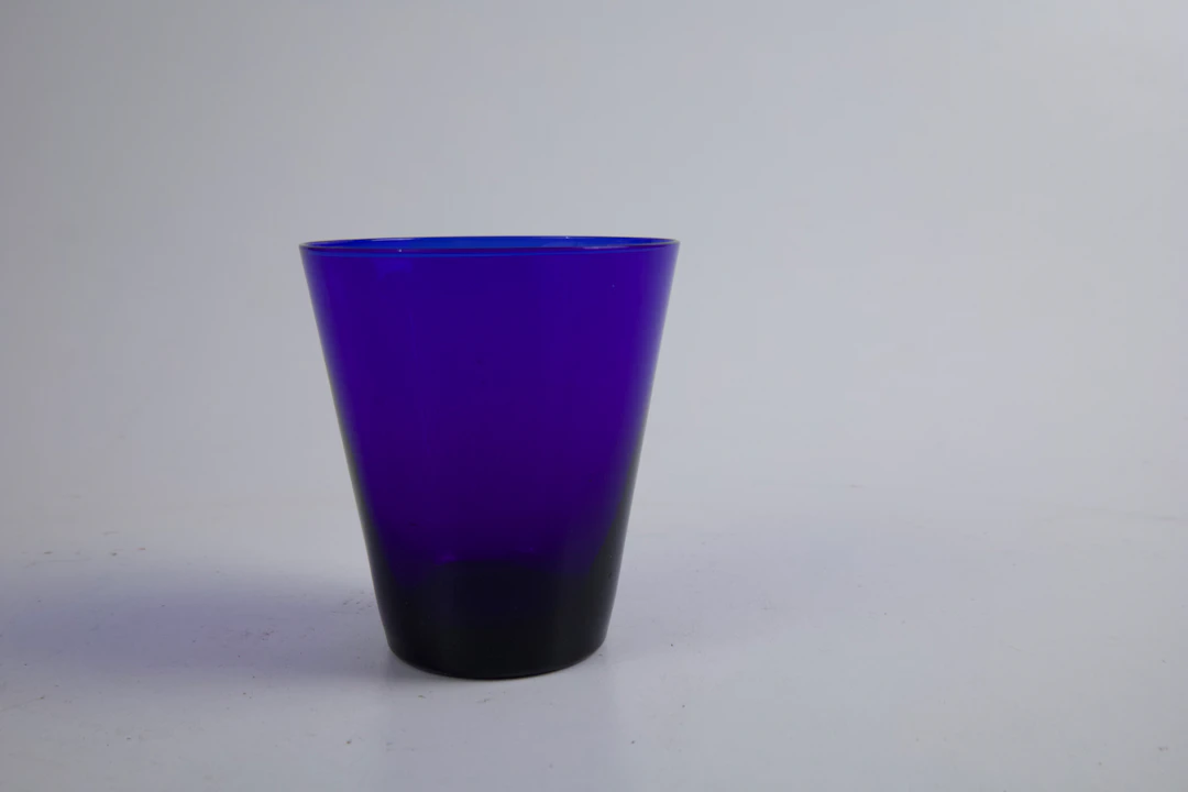 DRICKSGLAS, LILA / KOBOLTFÄRGAT GLAS, 1900-TAL
