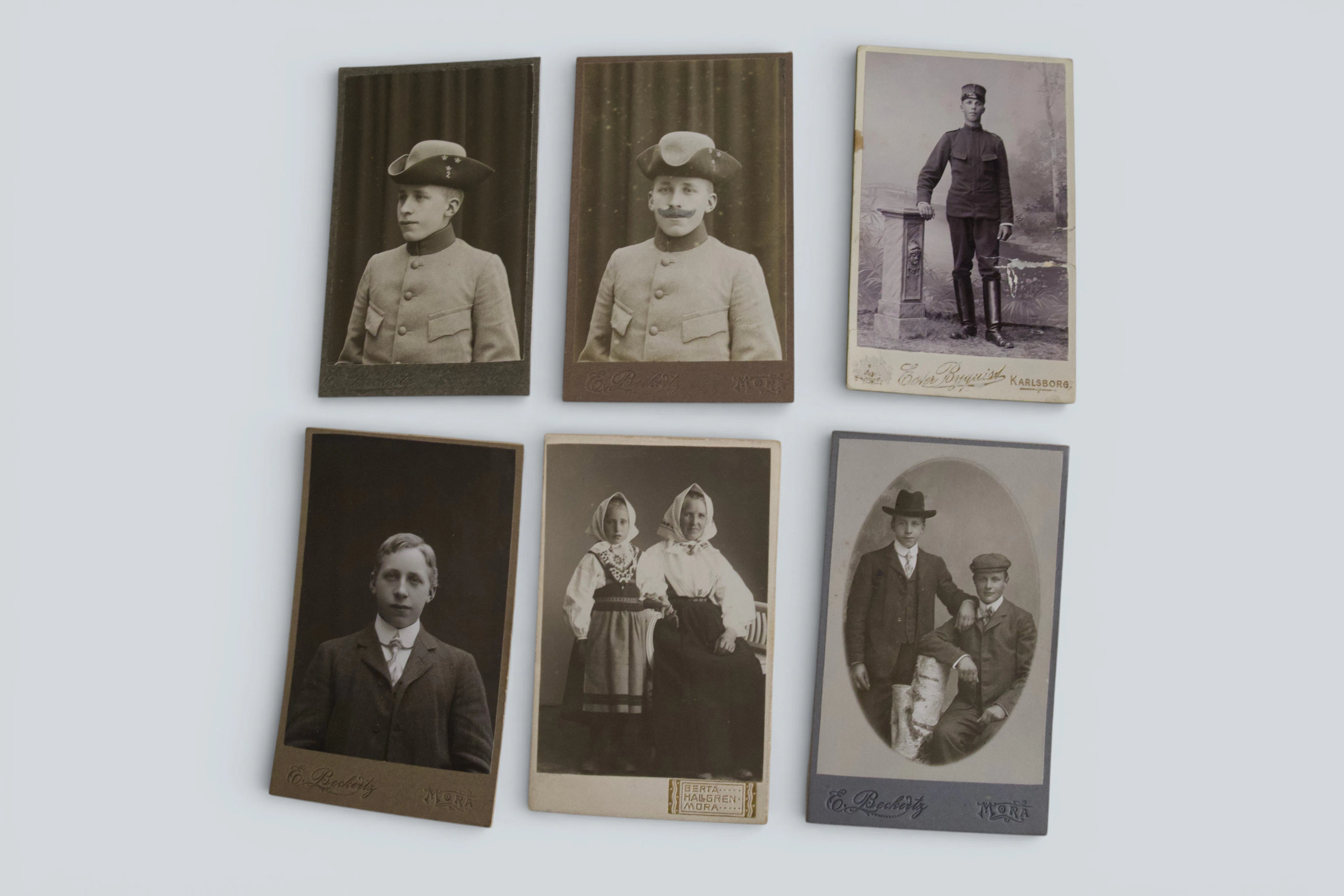 DALARNA. 6 ateljéfotografier, Mora m.fl., sent 1800-tal / tidigt 1900-tal.